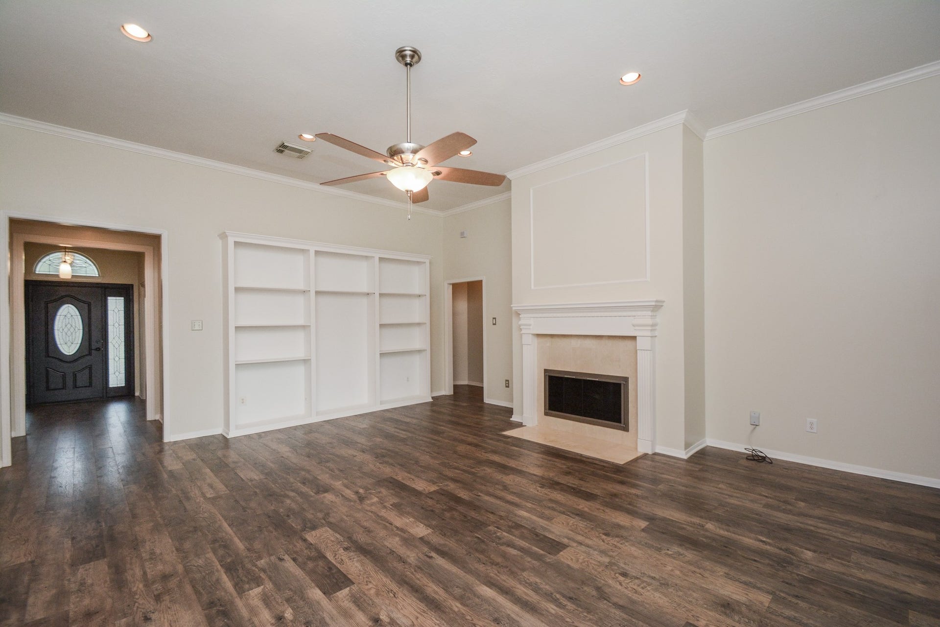 705 Eagle Lakes Drive, Friendswood, TX 77546 Nice Family Room W/Built-Ins
