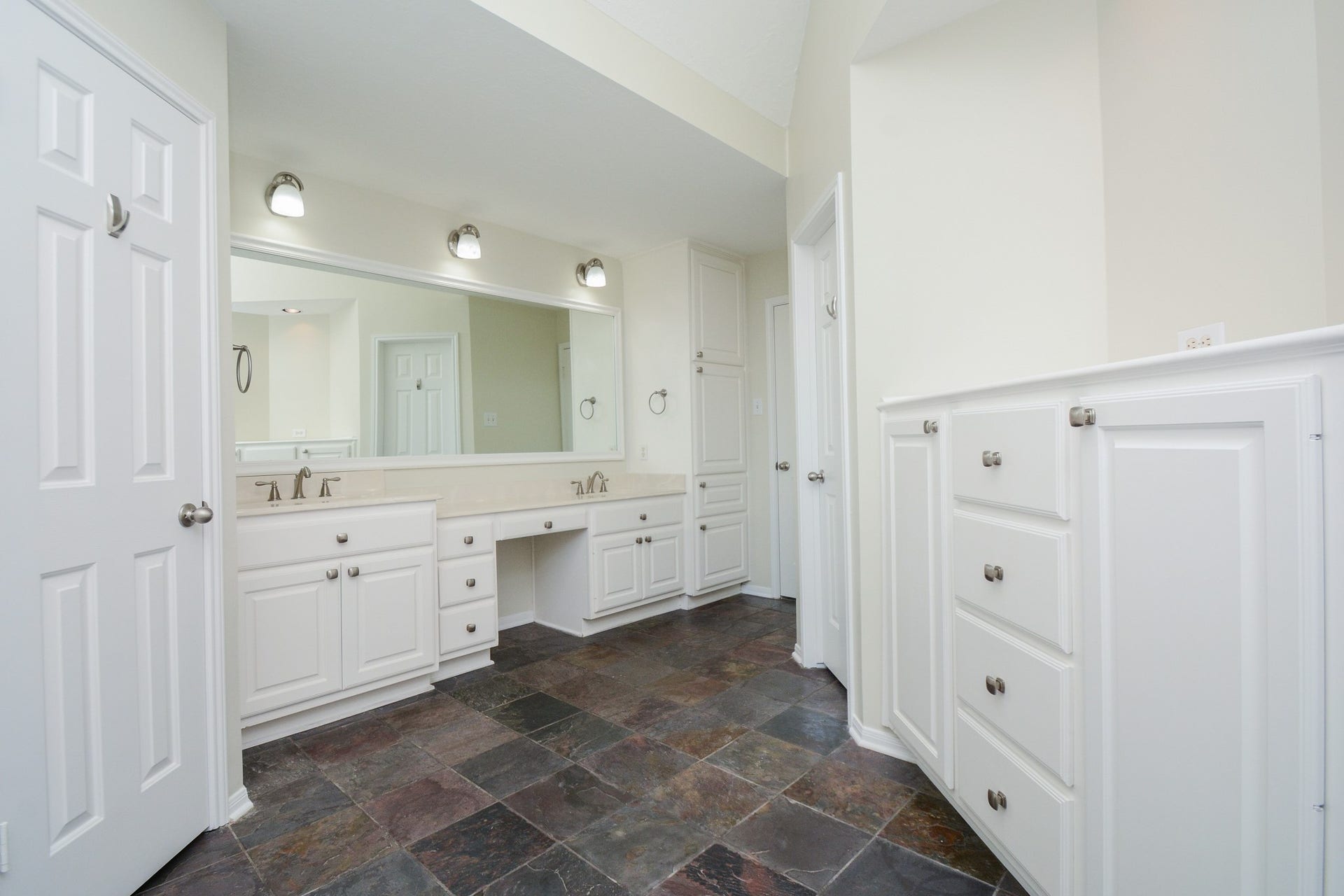 705 Eagle Lakes Drive, Friendswood, TX 77546 Dual Vanities