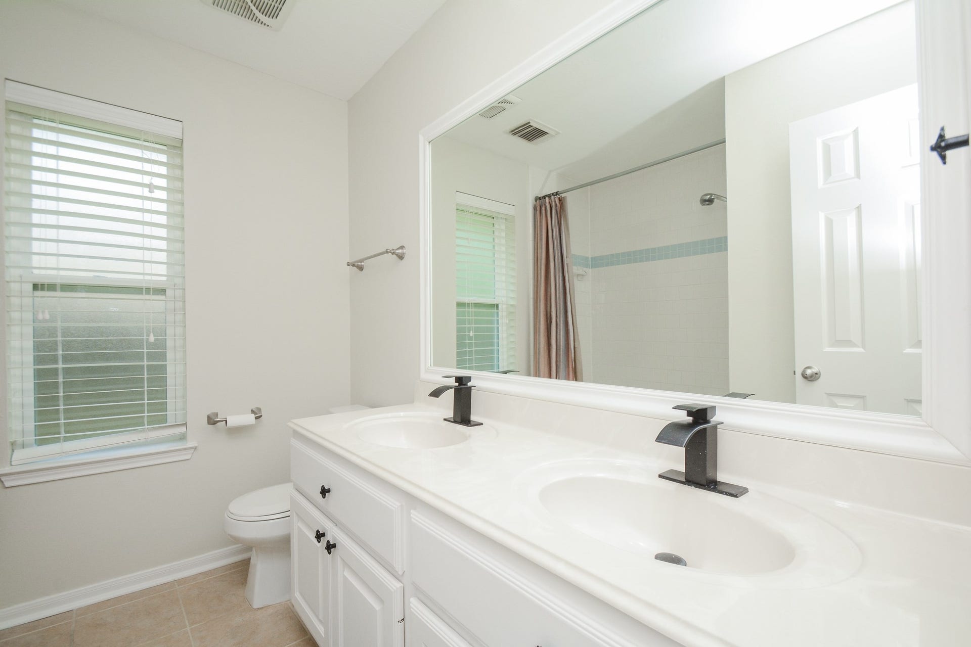 705 Eagle Lakes Drive, Friendswood, TX 77546 Secondary Bath