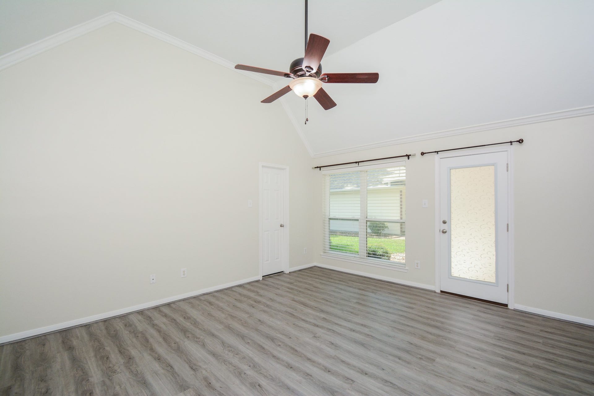 705 Eagle Lakes Drive, Friendswood, TX 77546 Primary Bedroom, High Ceilings, Ceiling Fan, Private Door to Patio