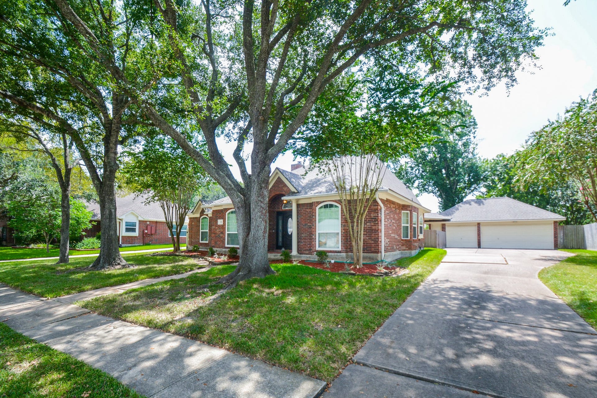 705 Eagle Lakes Drive, Friendswood, TX 77546 Beautiful 1 Story Home 3/4 Bedrooms, 2 Baths, 3 Car Garage.