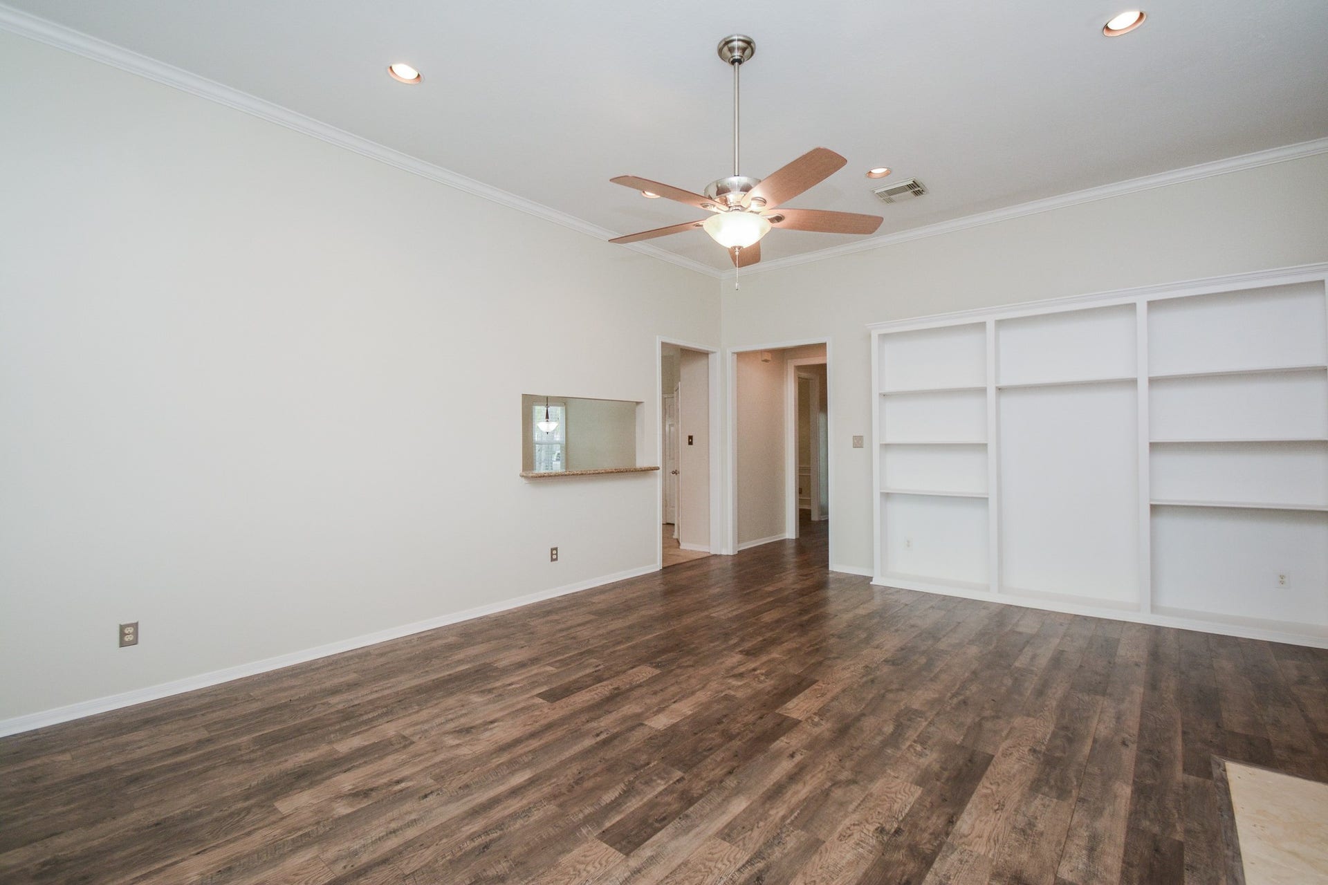 705 Eagle Lakes Drive, Friendswood, TX 77546 Family Room looking towards kitchen