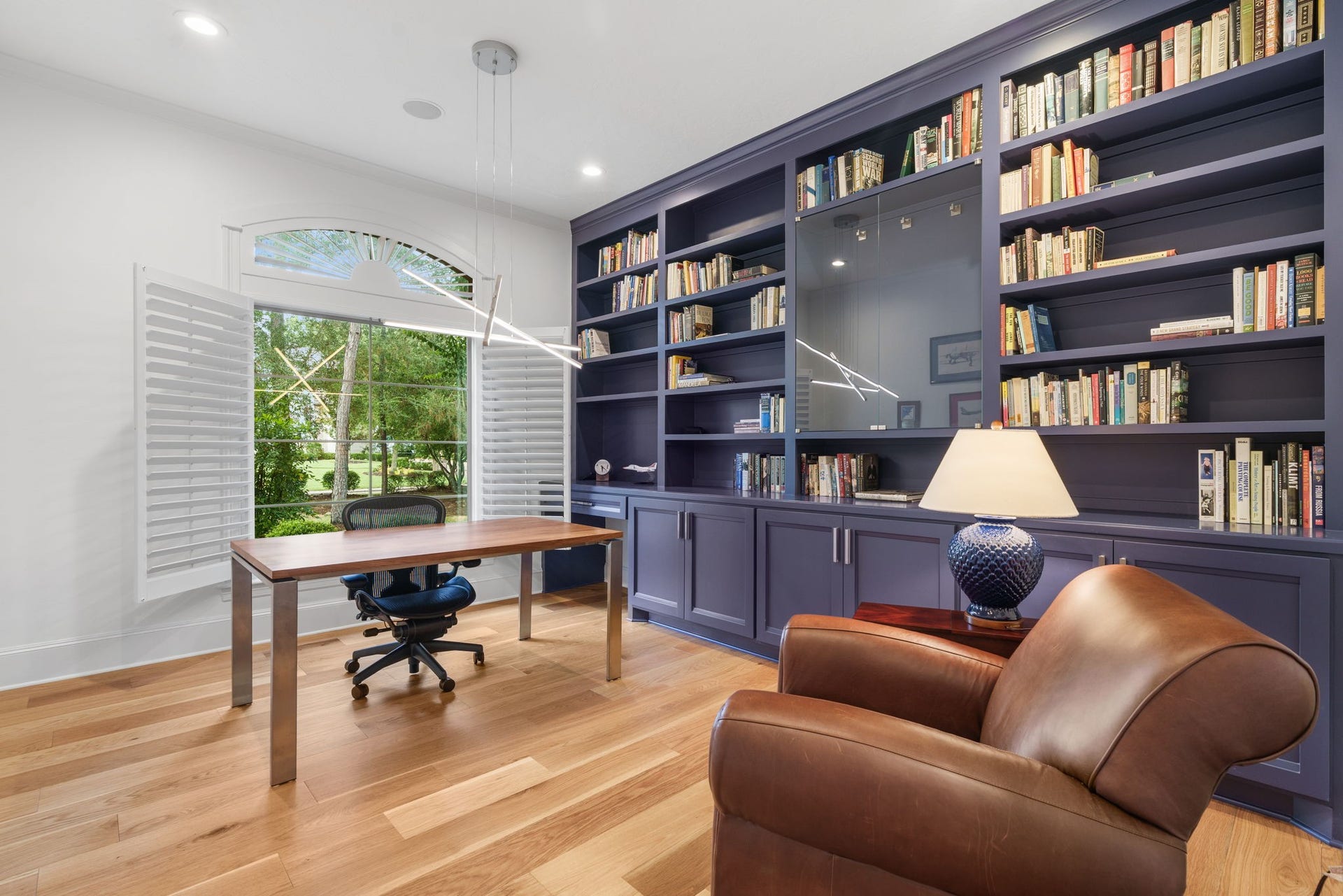39 N Palmiera Circle, The Woodlands, TX 77382 New modern lighting, paint, cabinet facing ... the study offers a fresh and uncluttered space for work or reading.