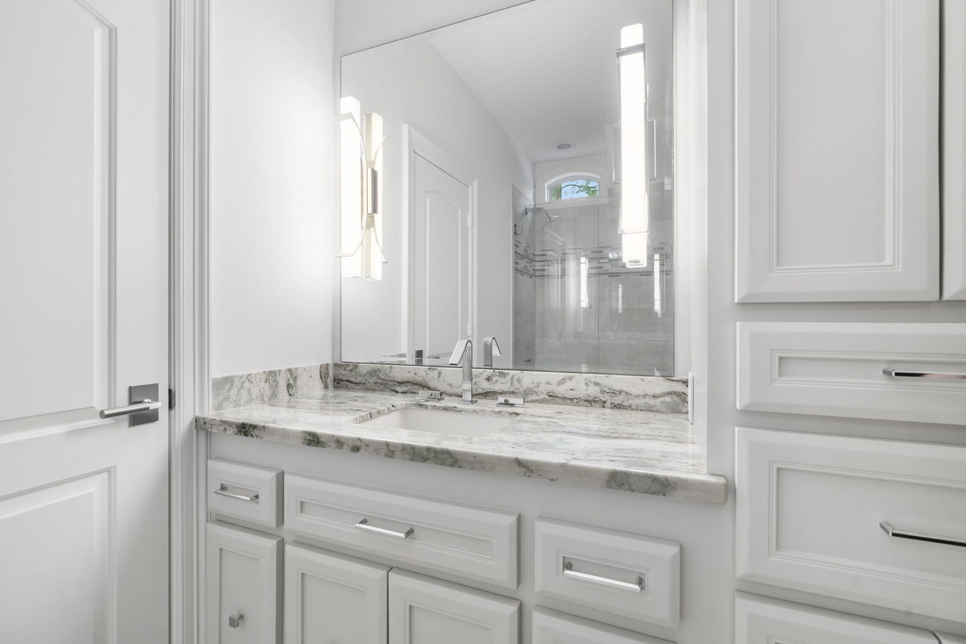 39 N Palmiera Circle, The Woodlands, TX 77382 Bedroom 3 ensuite bath.
