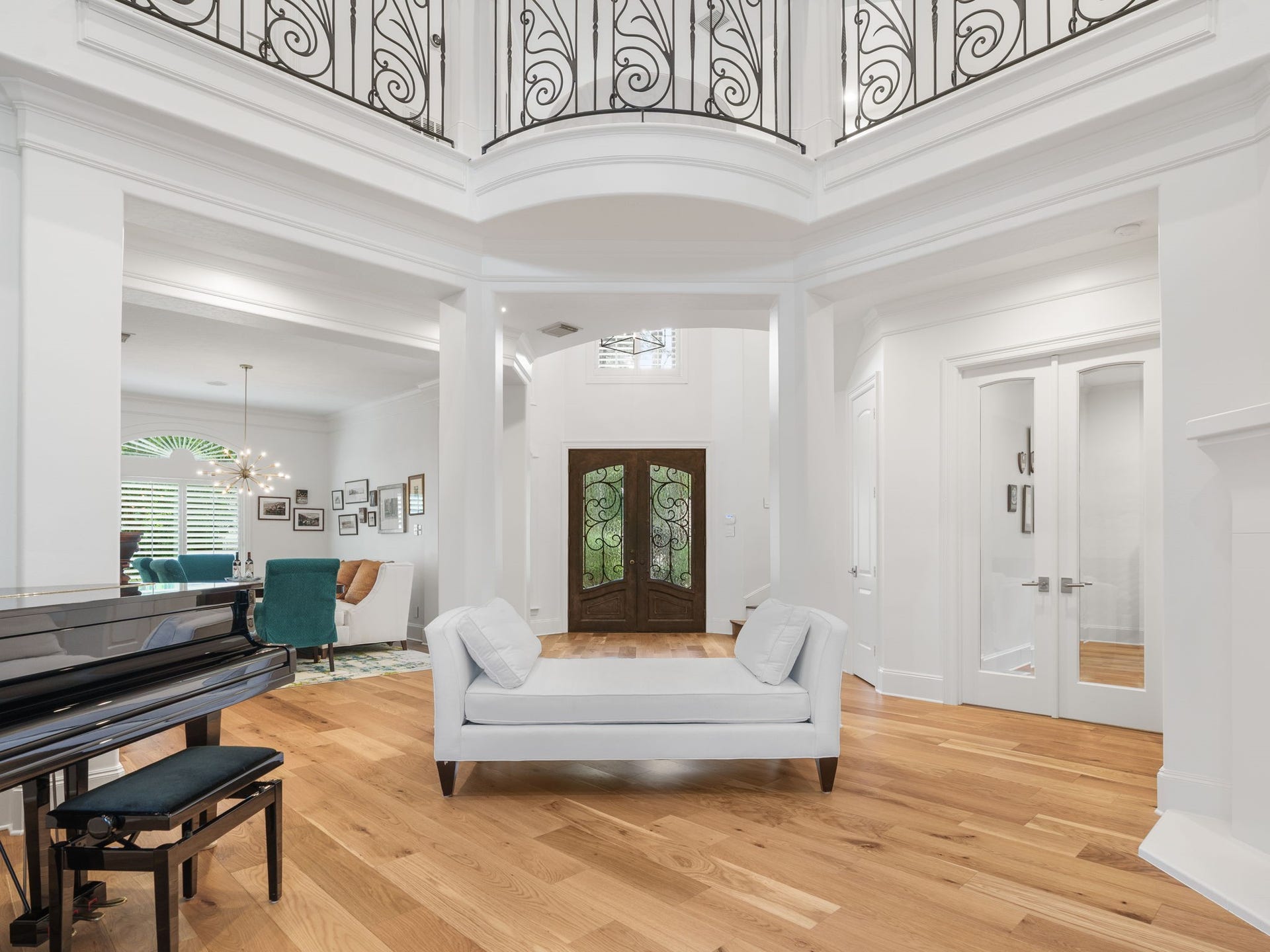 39 N Palmiera Circle, The Woodlands, TX 77382 An open and airy floorplan is ideal for entertaining. The two-story entry opens into both formals.