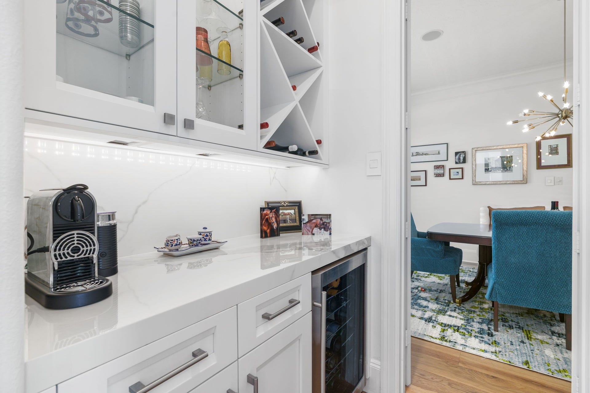 39 N Palmiera Circle, The Woodlands, TX 77382 Hosting memorable gatherings is easy with a convenient butler pantry complete with wine fridge and plenty of storage. Custom space with Quartz counters, new custom cabinetry and wine chiller.