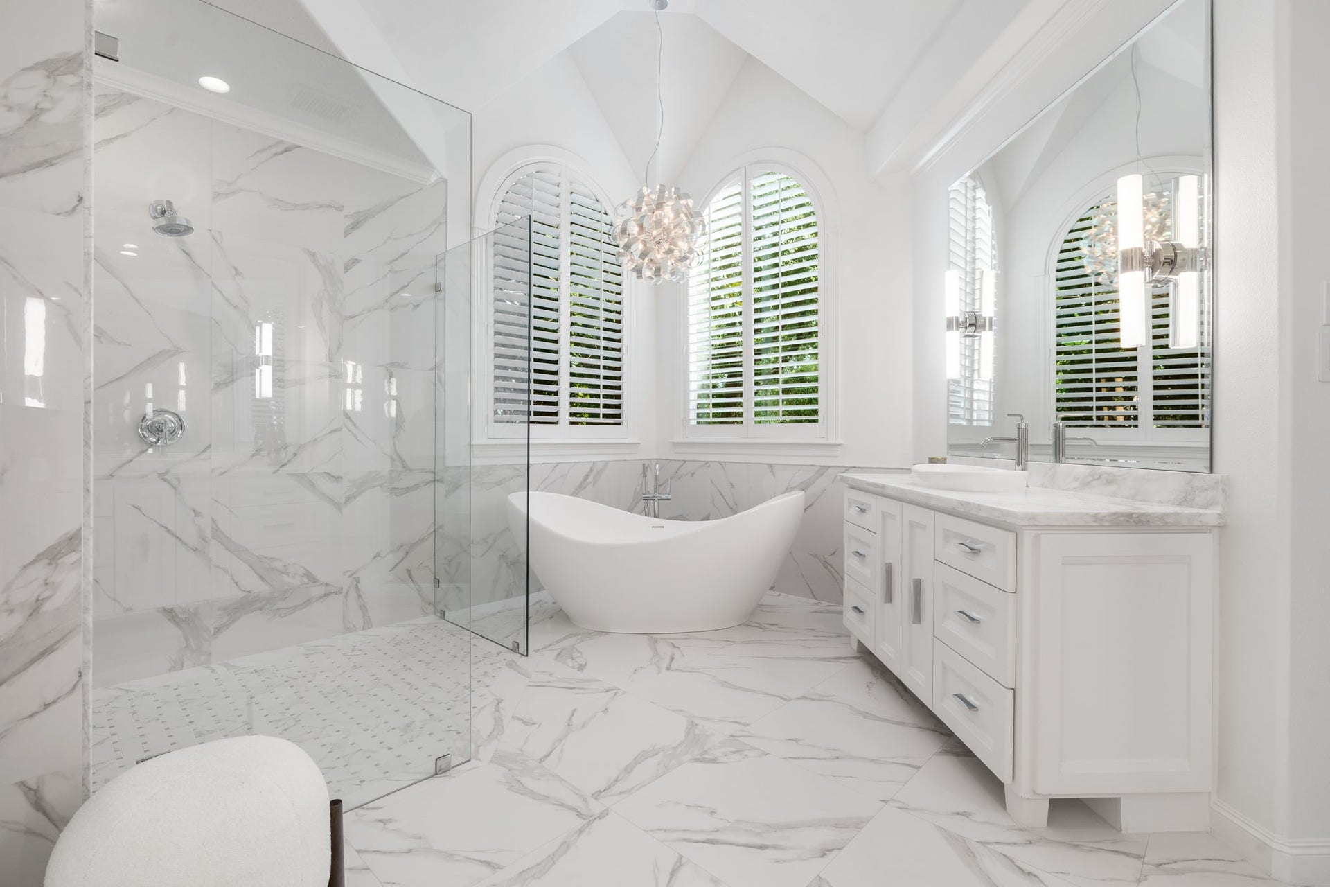 39 N Palmiera Circle, The Woodlands, TX 77382 Spa-inspired bath has every comfort! New shower built for two with dual fixtures, soaking tub, added wall and closet storage. Enjoy new flooring, marble counters, sinks and fixtures.