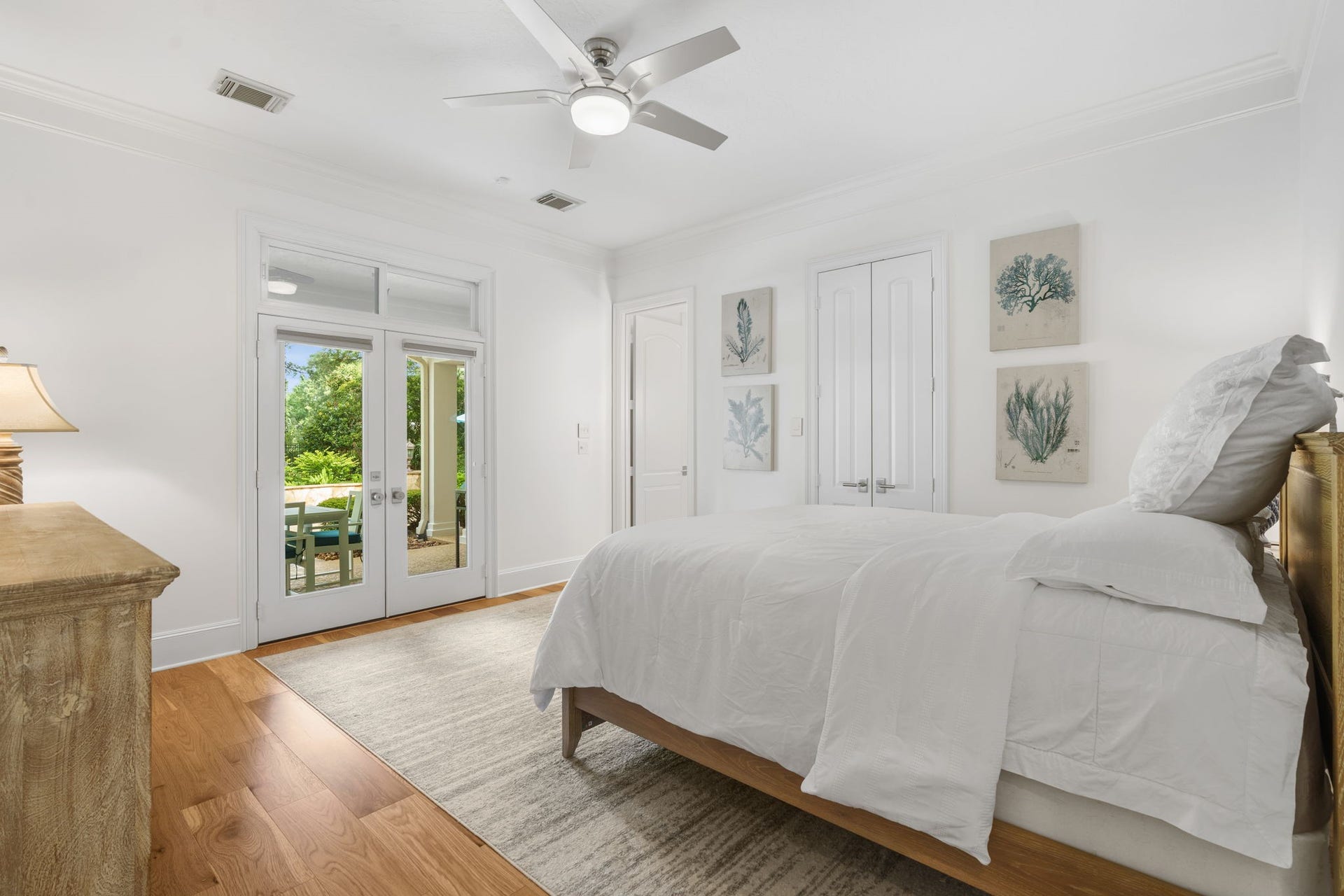 39 N Palmiera Circle, The Woodlands, TX 77382 First floor guest suite features private access to the covered patio and pool.