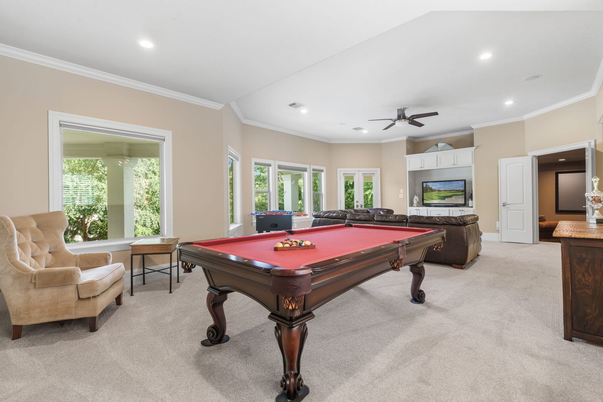 39 N Palmiera Circle, The Woodlands, TX 77382 Second floor: an expansive game room is light-filled and built for flexibility as well as entertaining.