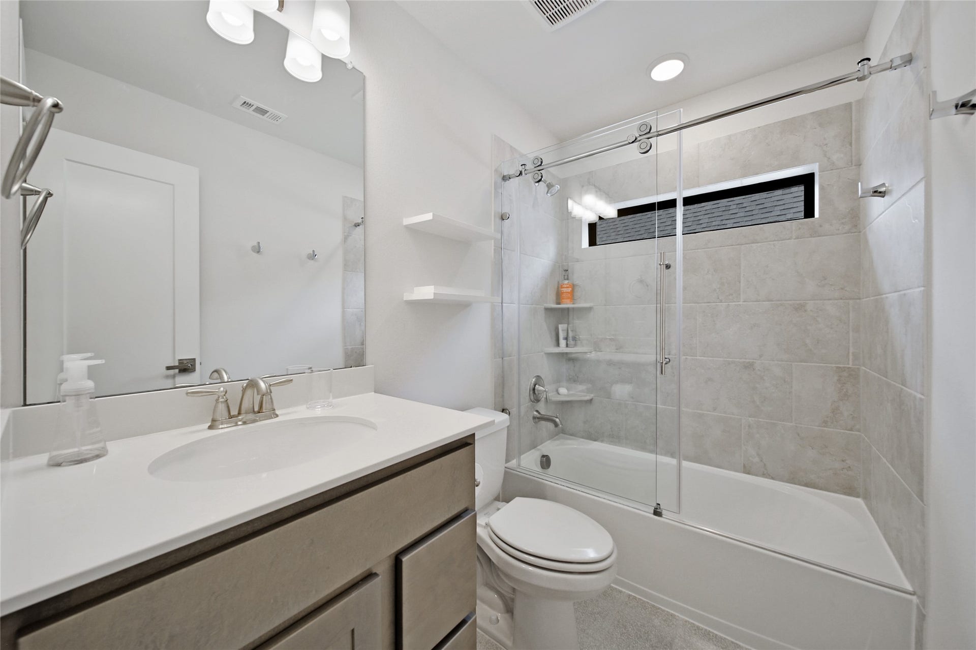 6 Gentle Branch Place, Tomball, TX 77375 Bath 3 Up - Tub