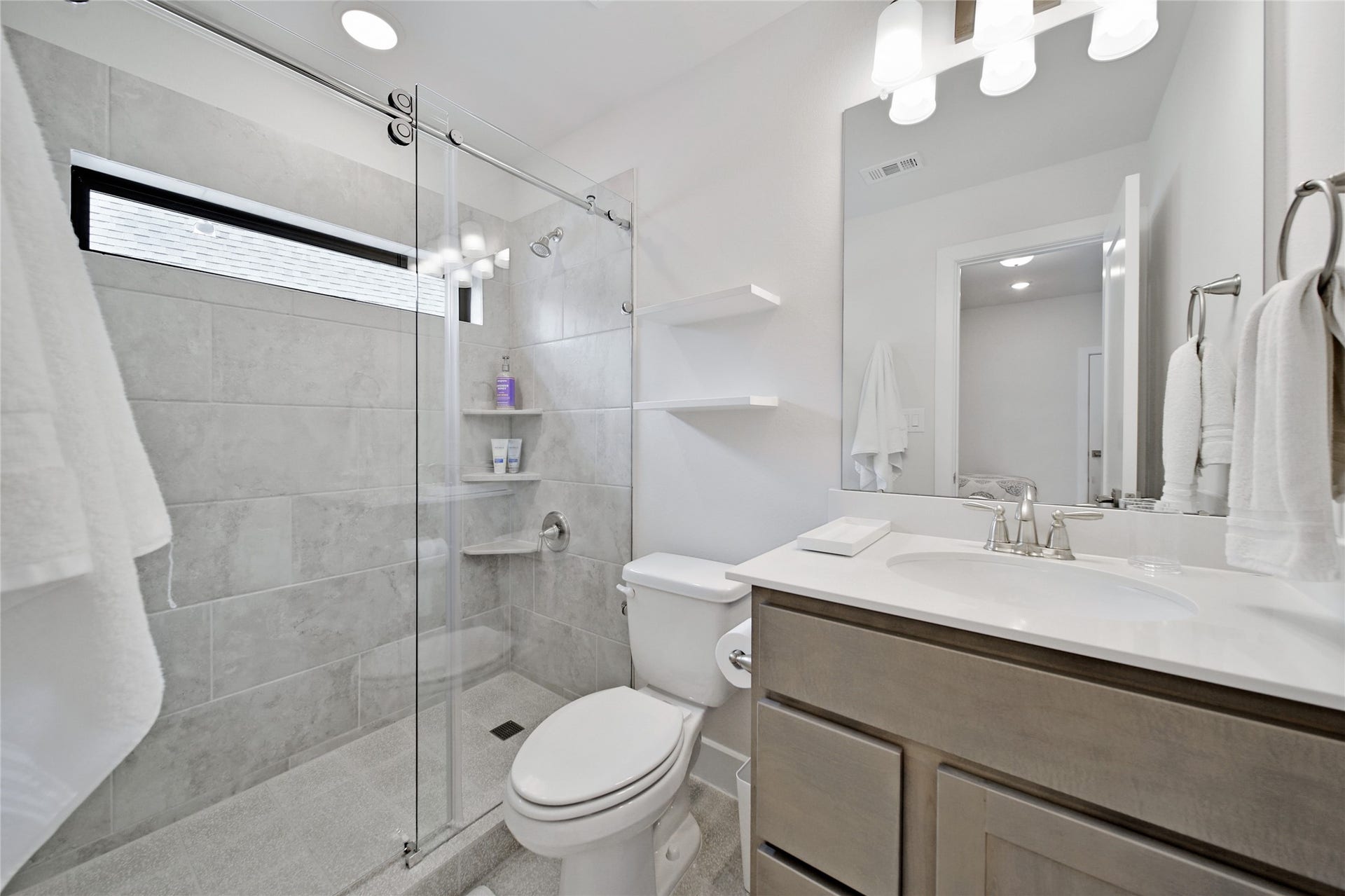 6 Gentle Branch Place, Tomball, TX 77375 In-suite Bath 4 Mudset