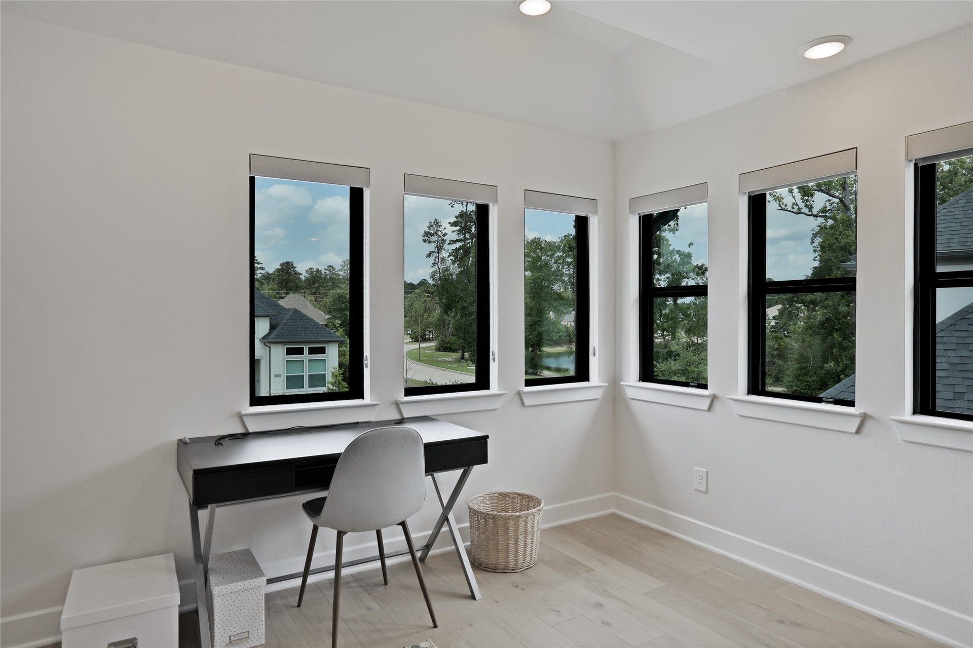 6 Gentle Branch Place, Tomball, TX 77375 Nook with view to the pond