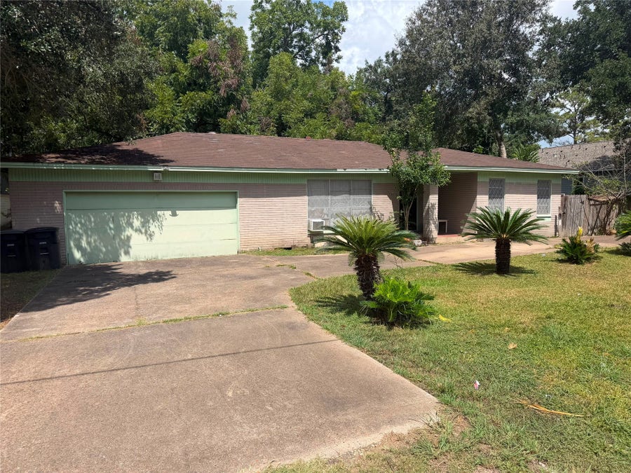 Property photo for 1714 W Sealy Street, Alvin, TX