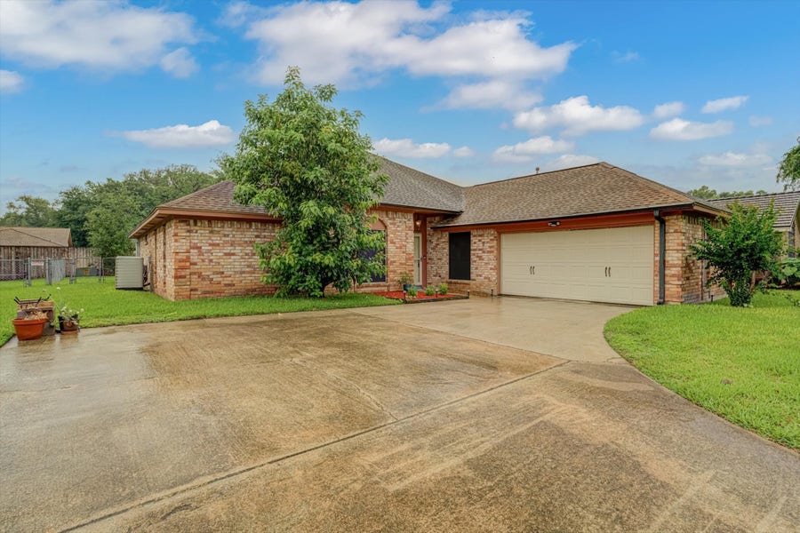 Property photo for 139 Spanish Moss Lane, Lake Jackson, TX