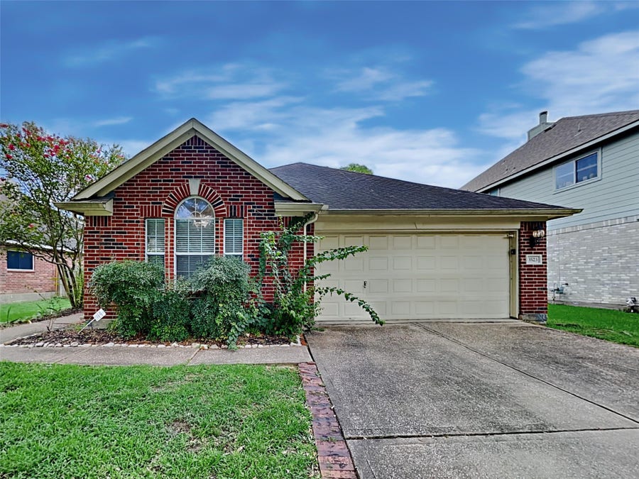 Property photo for 3523 Pine Valley Drive, Pearland, TX