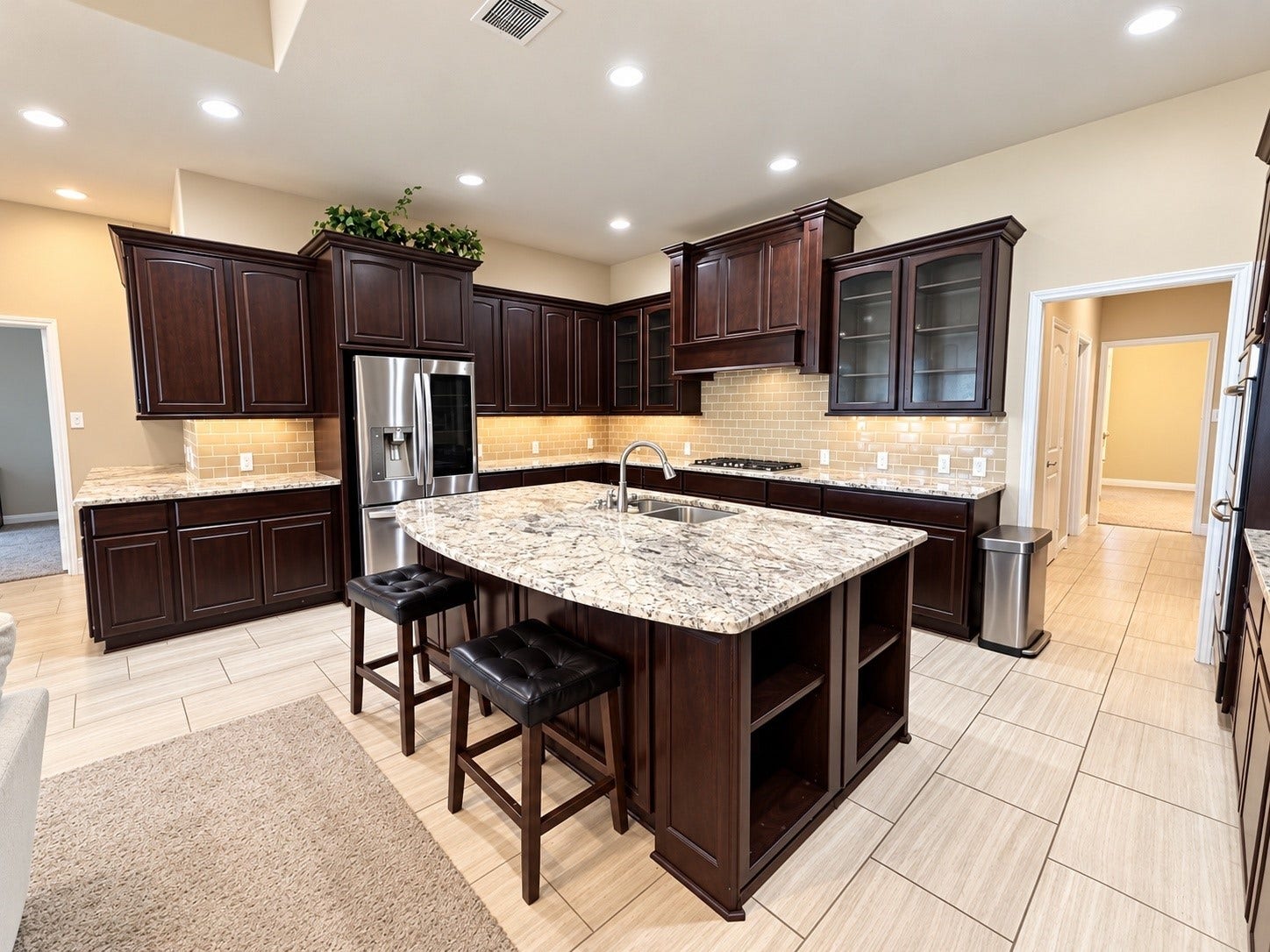 3414 Magnolia Shores Lane, Pearland, TX 77584 Marvelous kitchen with lots of extra storage! 42" Cabinets and plenty of extra seating.