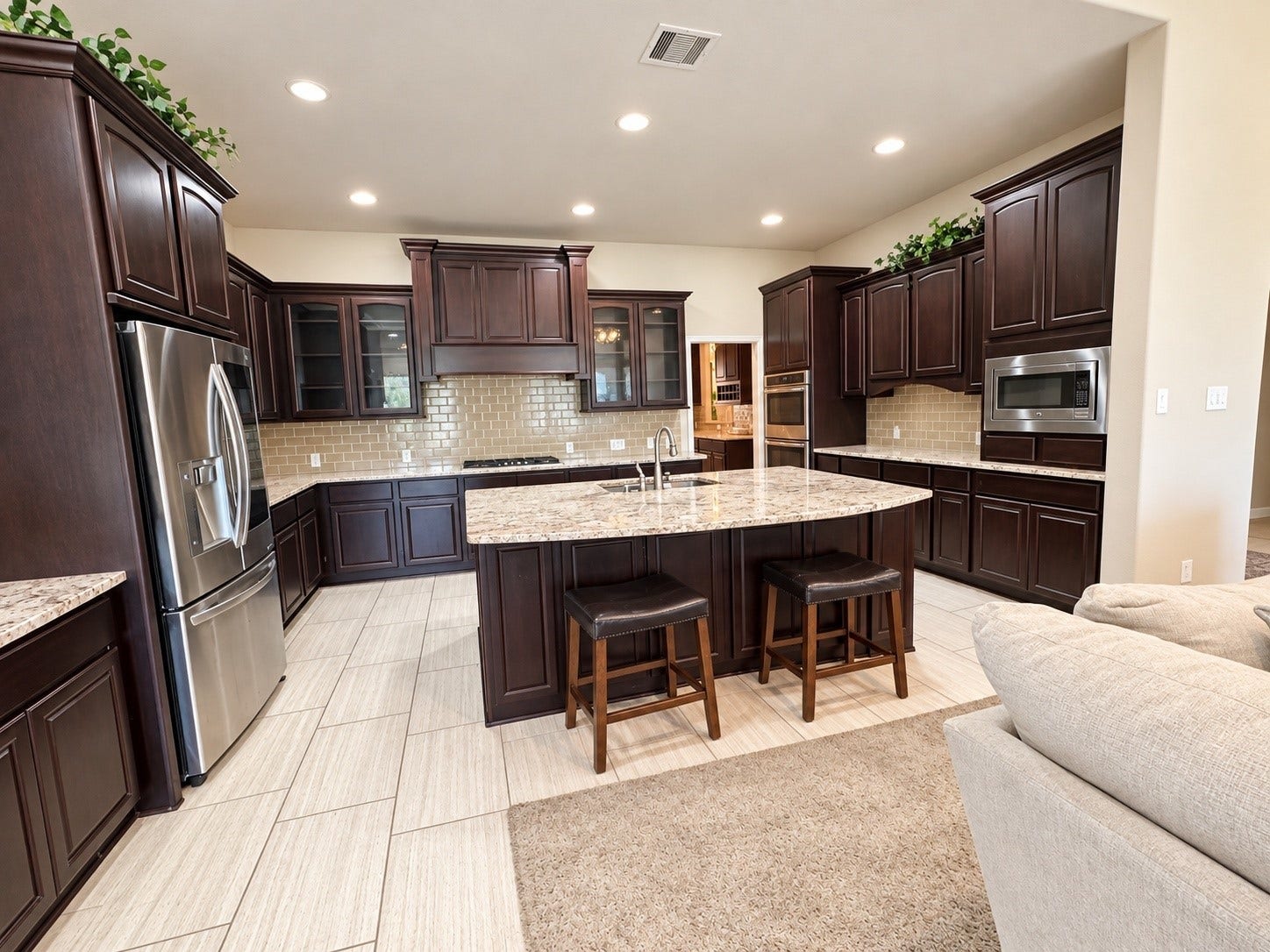 3414 Magnolia Shores Lane, Pearland, TX 77584 Beautifully designed serving area offering generous counter space, built-in cabinetry, and convenient storage.