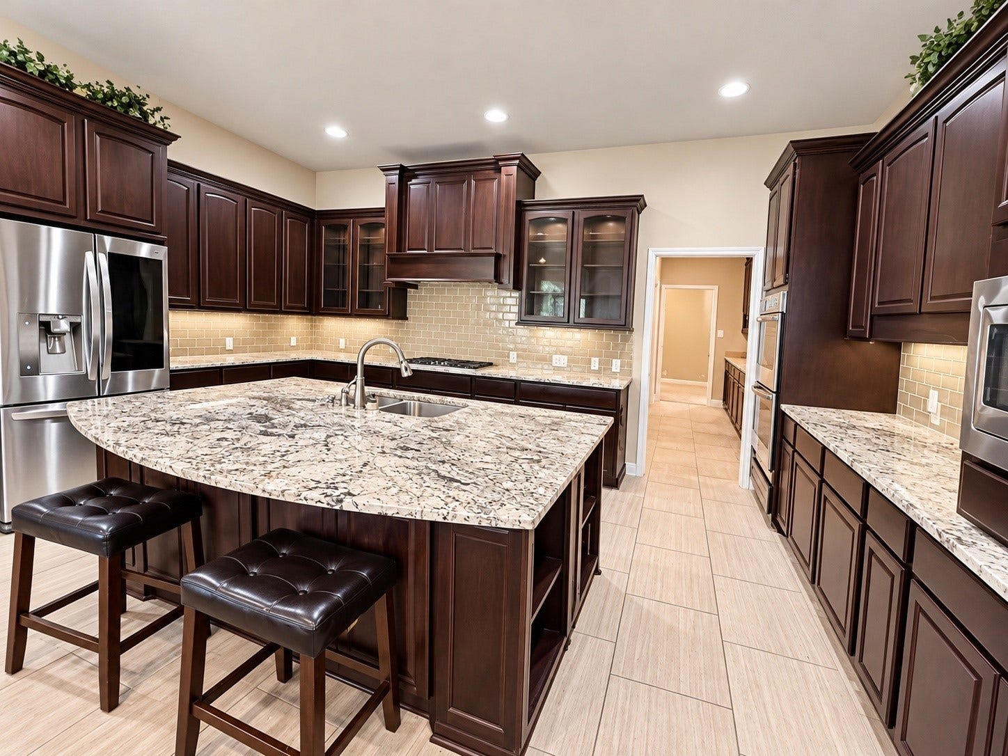 3414 Magnolia Shores Lane, Pearland, TX 77584 Beautifully designed serving area offering generous counter space, built-in cabinetry, and convenient storage.