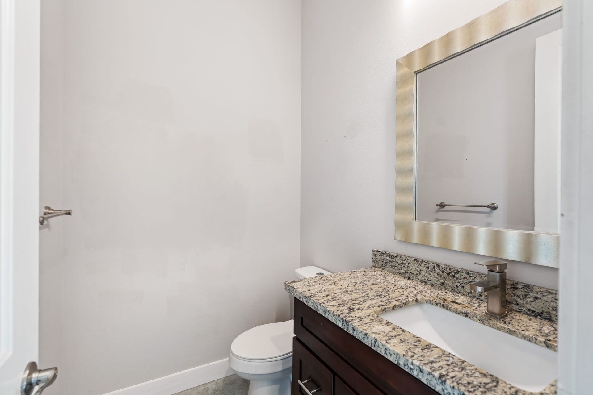 1005 Bingham Street, #5, Houston, TX 77007 Powder bath conveniently located on the main living floor for easy guest access.