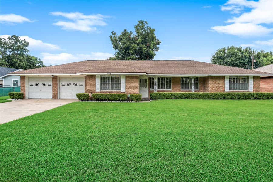 Property photo for 903 E Spreading Oak Drive, Houston, TX