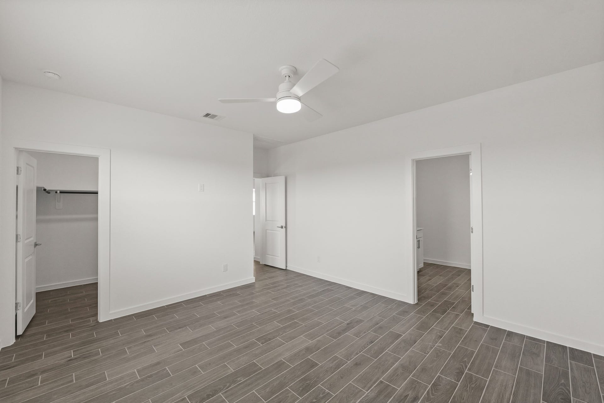 2911 Silver Frost Street, Angleton, TX 77515 Private primary suite (*Photo not of actual home and used for illustration purposes only.)