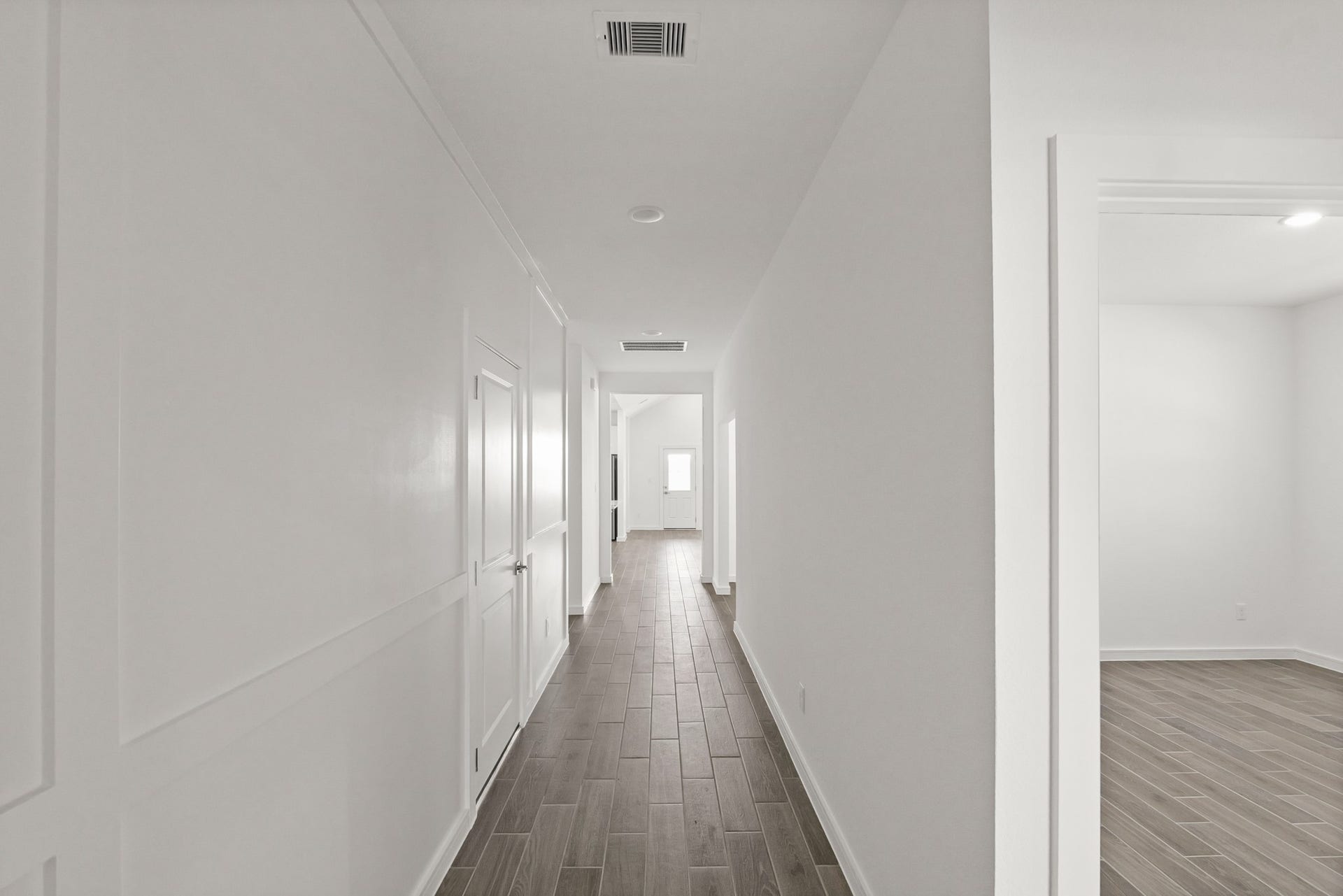 2911 Silver Frost Street, Angleton, TX 77515 Welcoming foyer (*Photo not of actual home and used for illustration purposes only.)