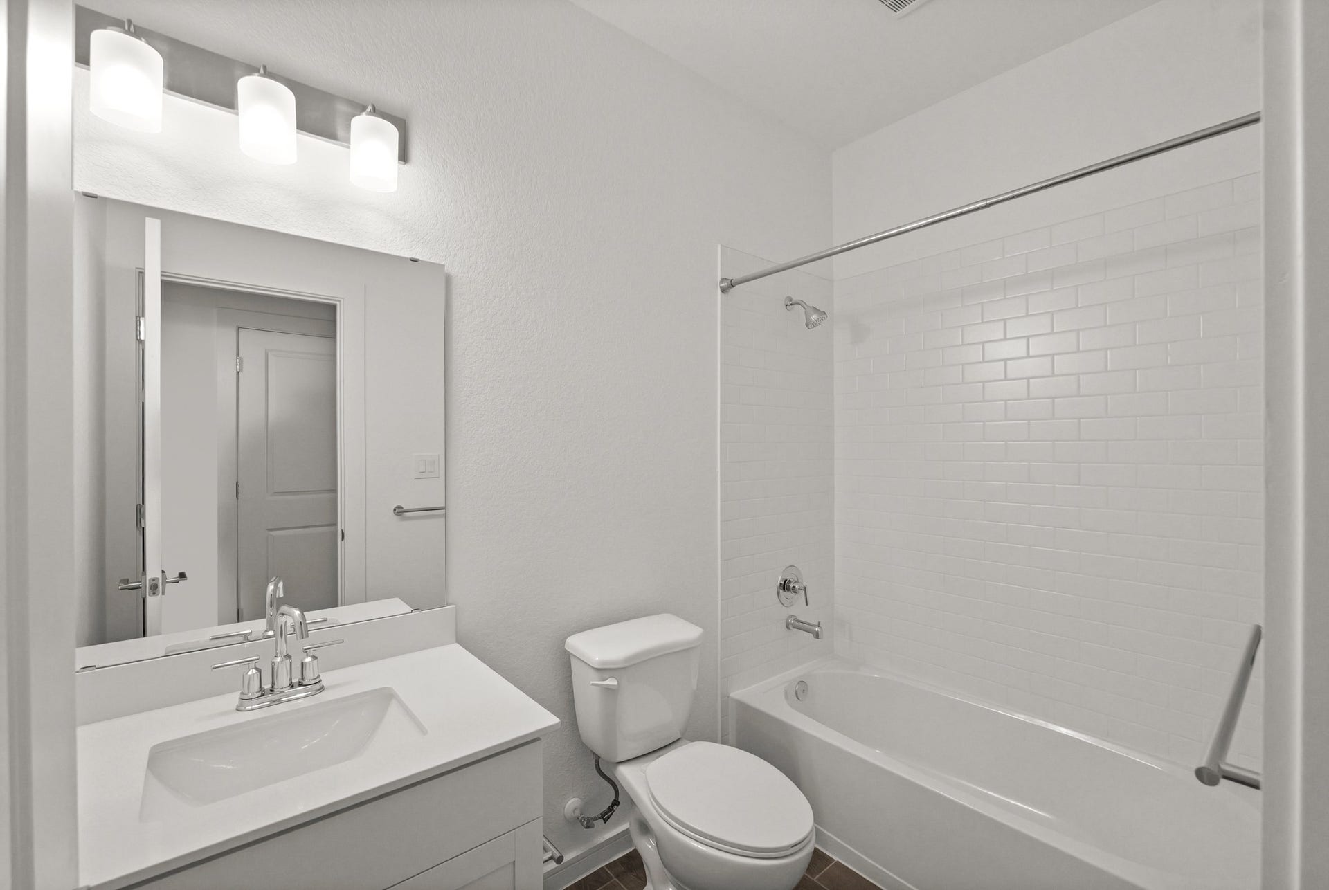 2911 Silver Frost Street, Angleton, TX 77515 Hall bath (*Photo not of actual home and used for illustration purposes only.)
