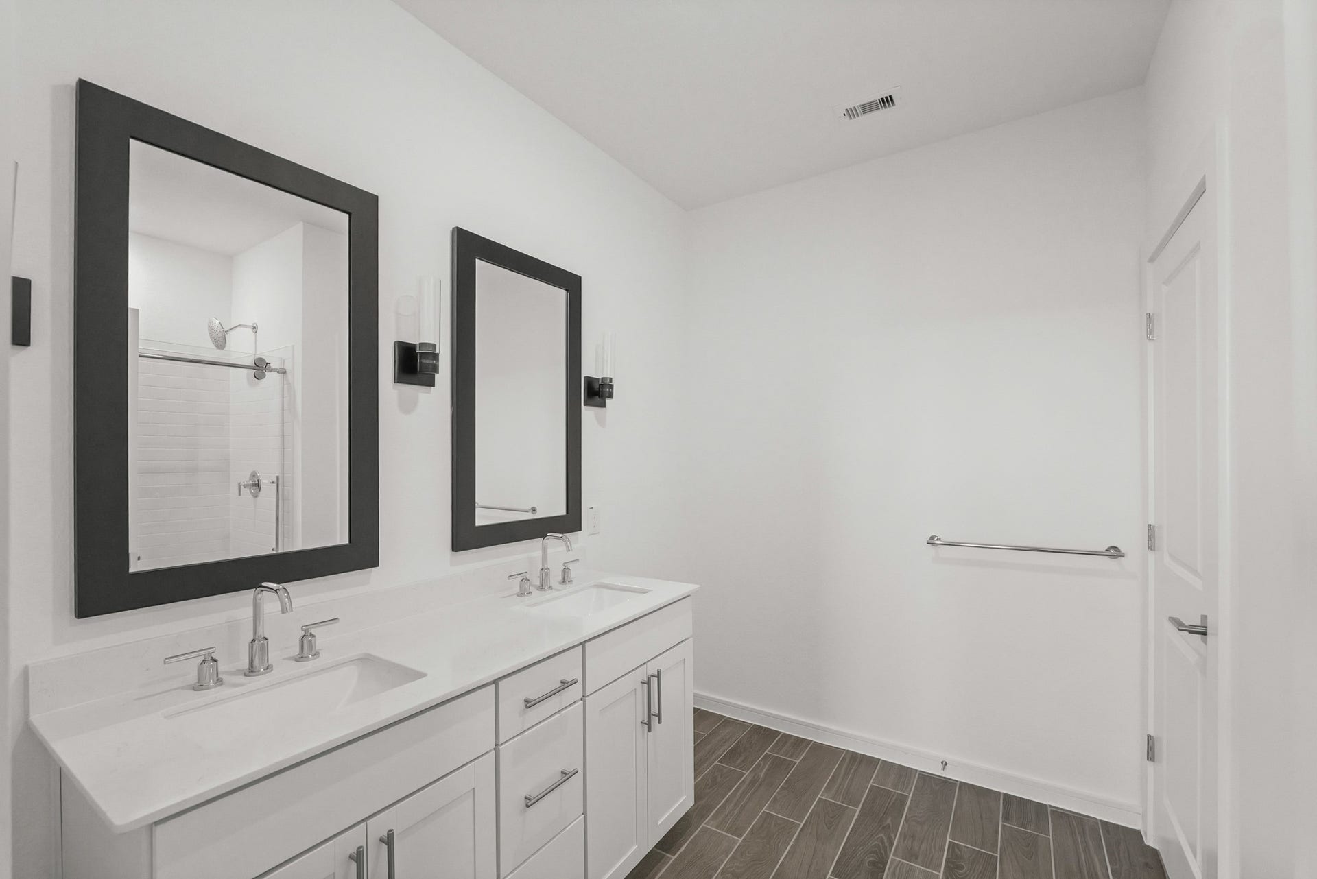 2911 Silver Frost Street, Angleton, TX 77515 Luxurious primary bath (*Photo not of actual home and used for illustration purposes only.)