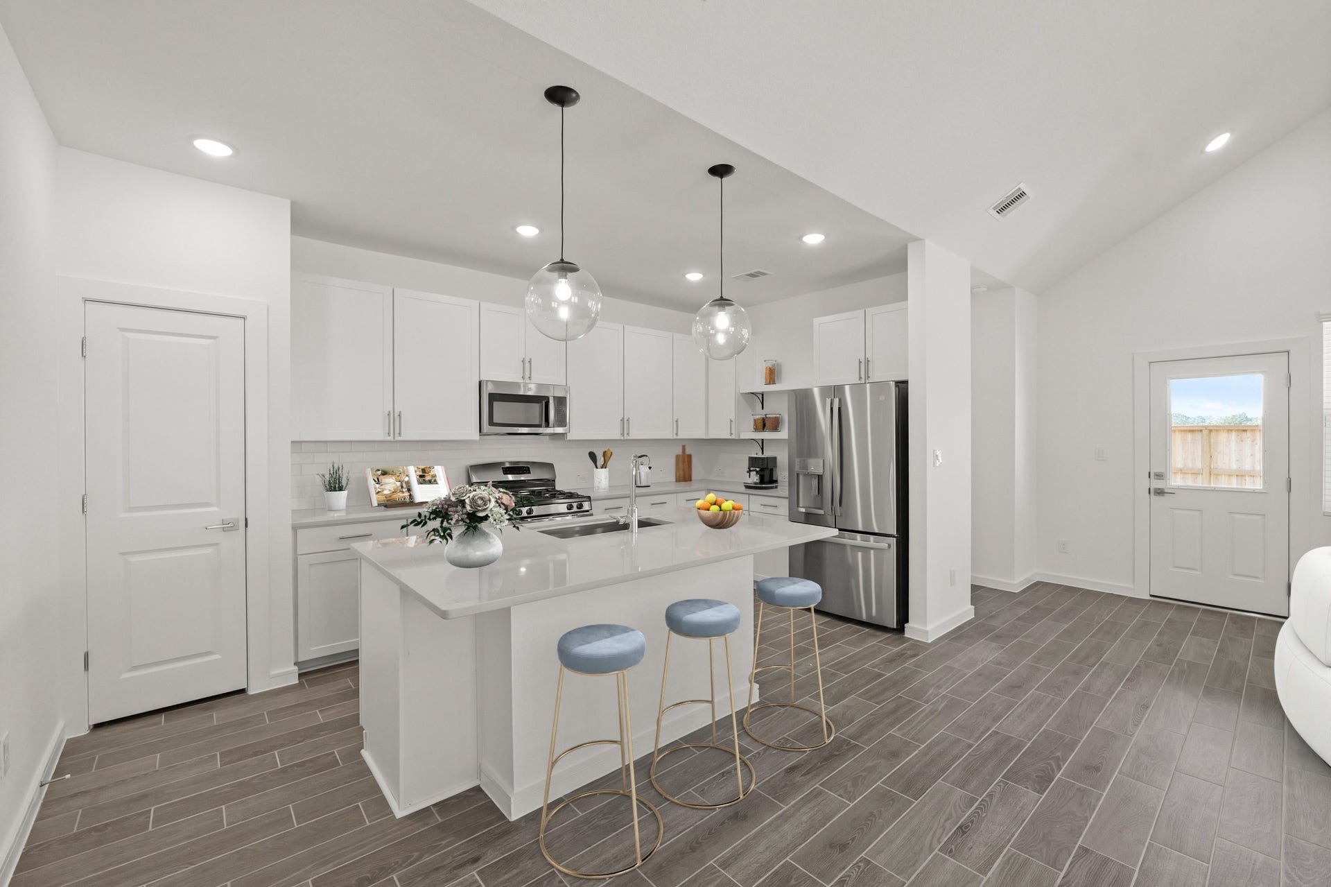 2911 Silver Frost Street, Angleton, TX 77515 Gourmet island kitchen (*Photo not of actual home and used for illustration purposes only.)
