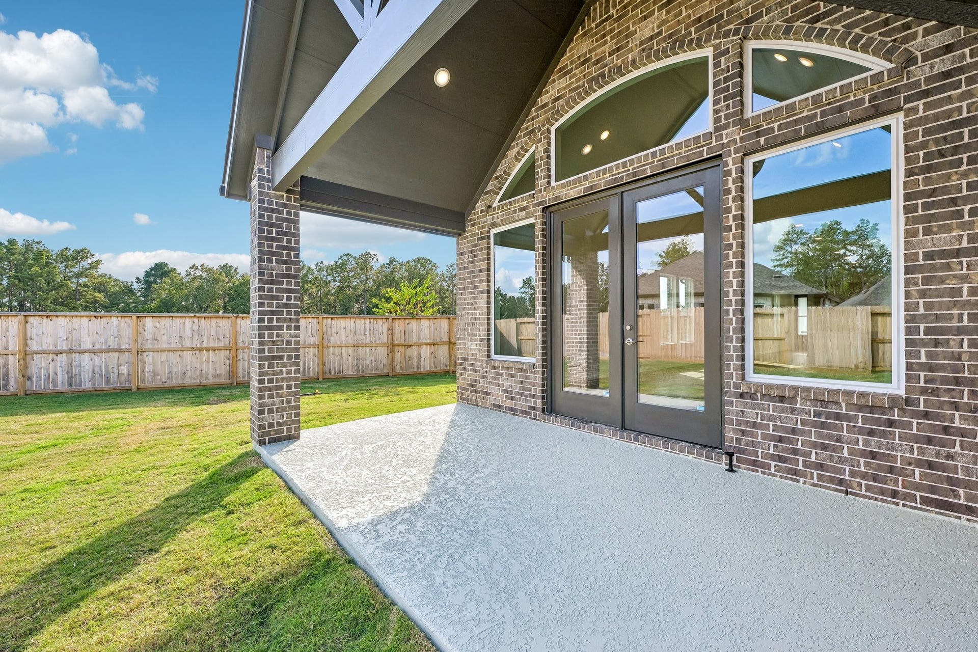 7241 Ironwood Tee Court, Porter, TX 77365 Covered back patio creates a comfortable outdoor space for morning coffee, relaxing or entertaining.