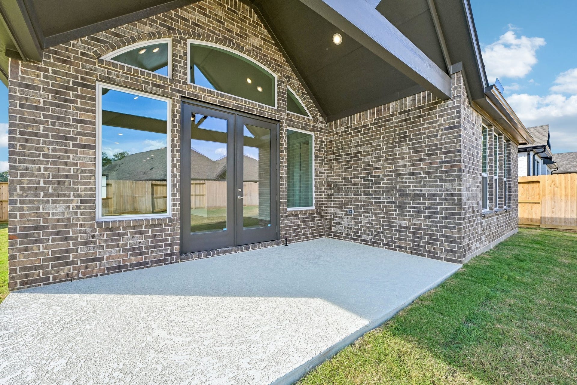 7241 Ironwood Tee Court, Porter, TX 77365 Covered back patio creates a comfortable outdoor space for morning coffee, relaxing or entertaining.