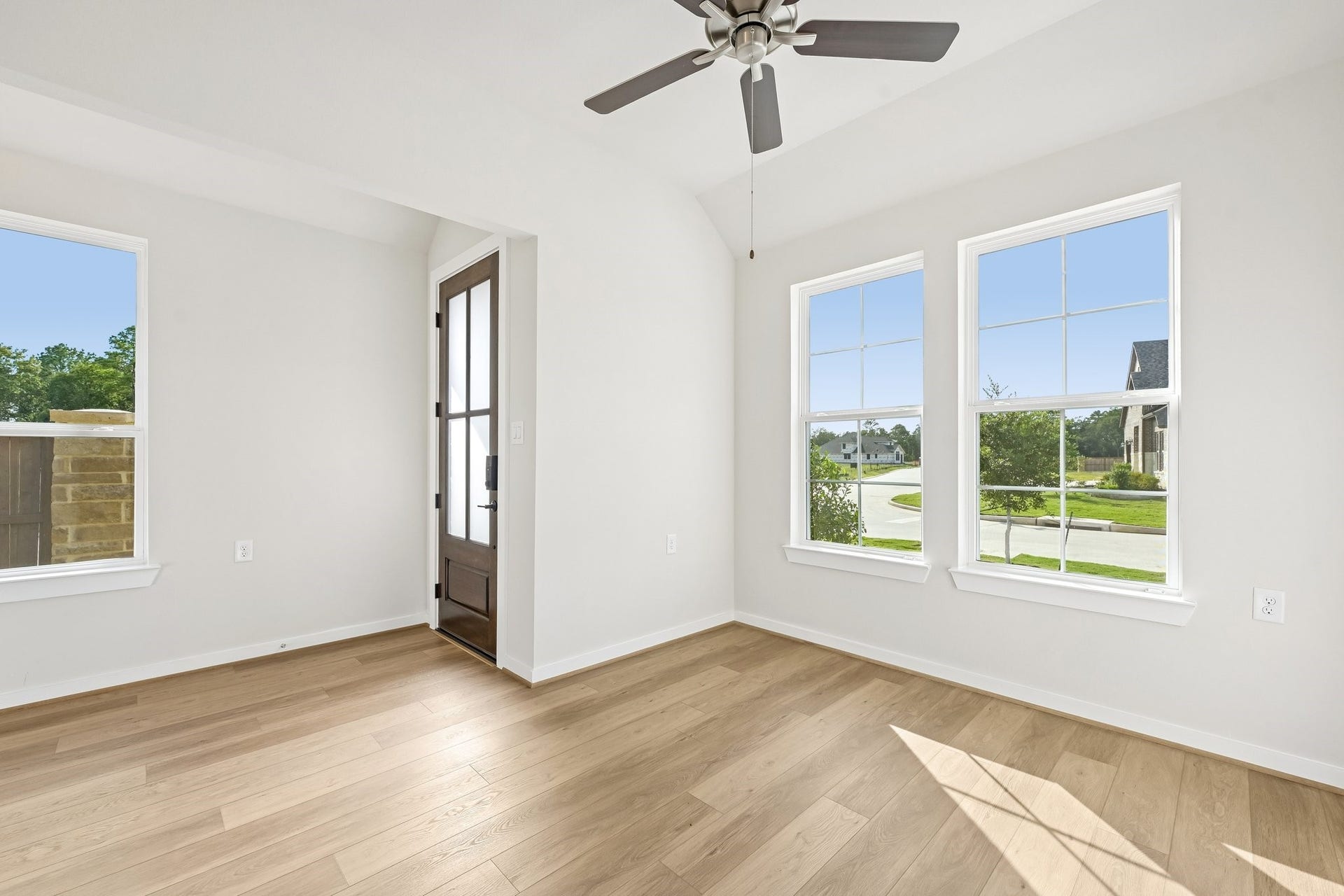 7241 Ironwood Tee Court, Porter, TX 77365 Separate den offers flexible space for a home office, reading room, hobbies or quiet retreat.