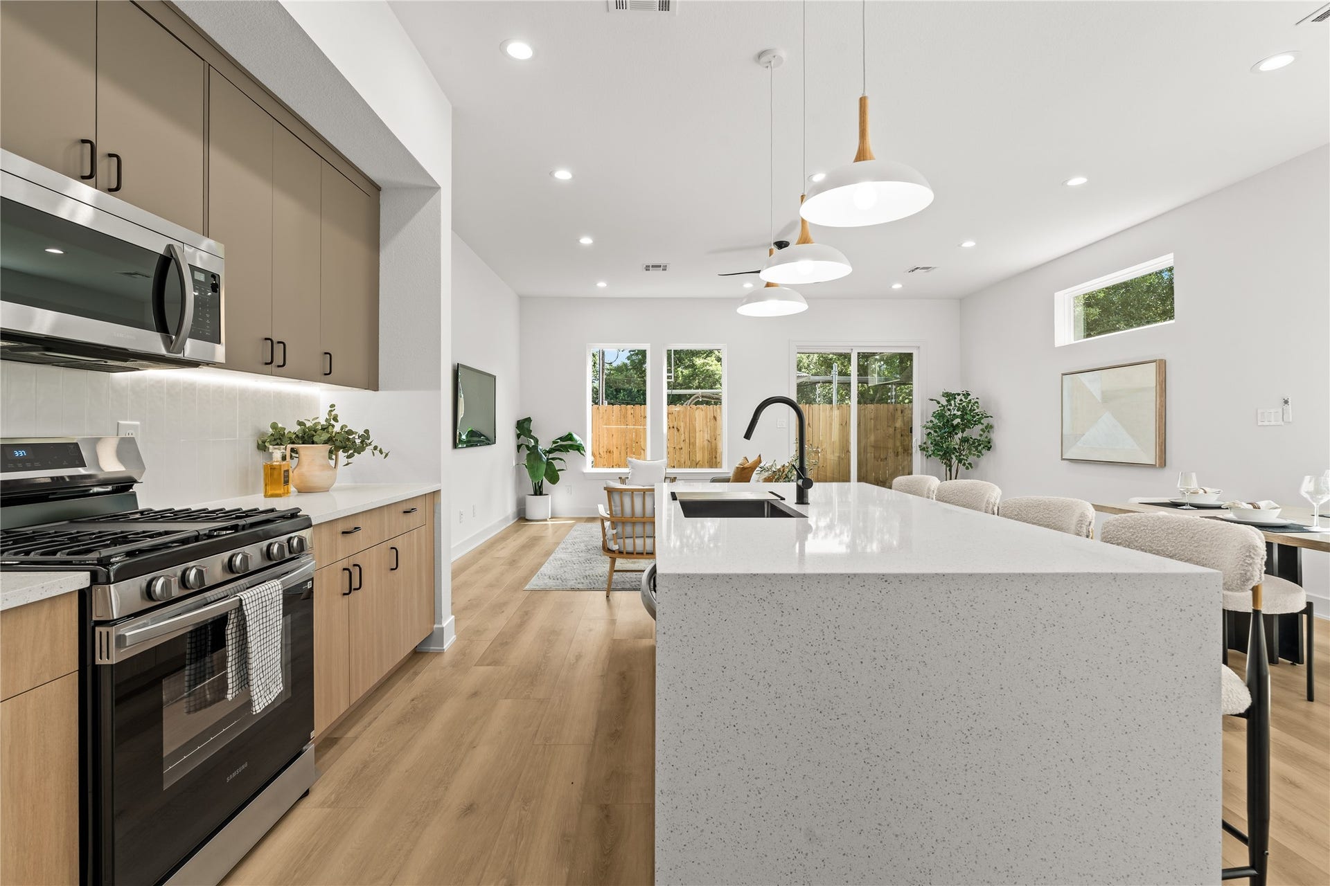 3012 & 3014 Beulah St, Houston, TX 77004 The layout completely connects the kitchen and living areas. The stainless steel gas range is surrounded by plenty of quartz counter space, keeping everything open. Anyone in the kitchen has a direct view and easy conversation range with guests in both the dining area and the living room.