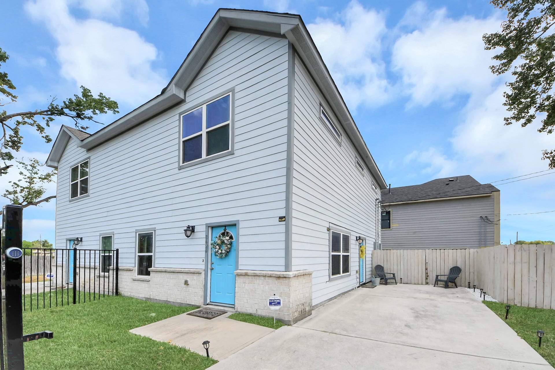 8626 Williamsdell Street, #B, Houston, TX 77088 Welcome to 8626 Williamsdell Street, a charming fully fenced two story home.