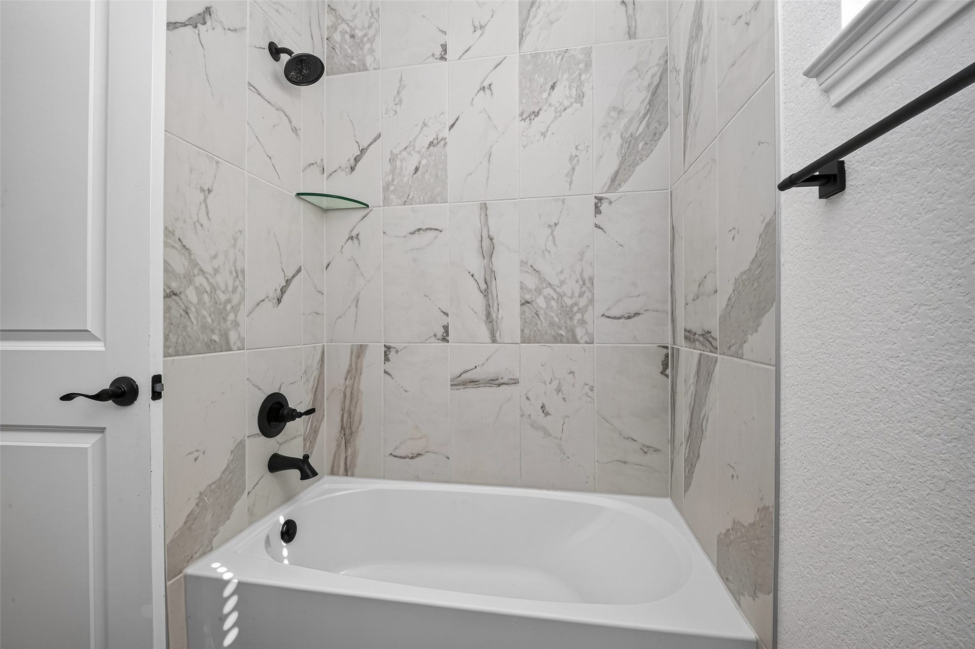 146 W Coralburst Loop, Montgomery, TX 77316 Secondary bathroom with tub and shower combo