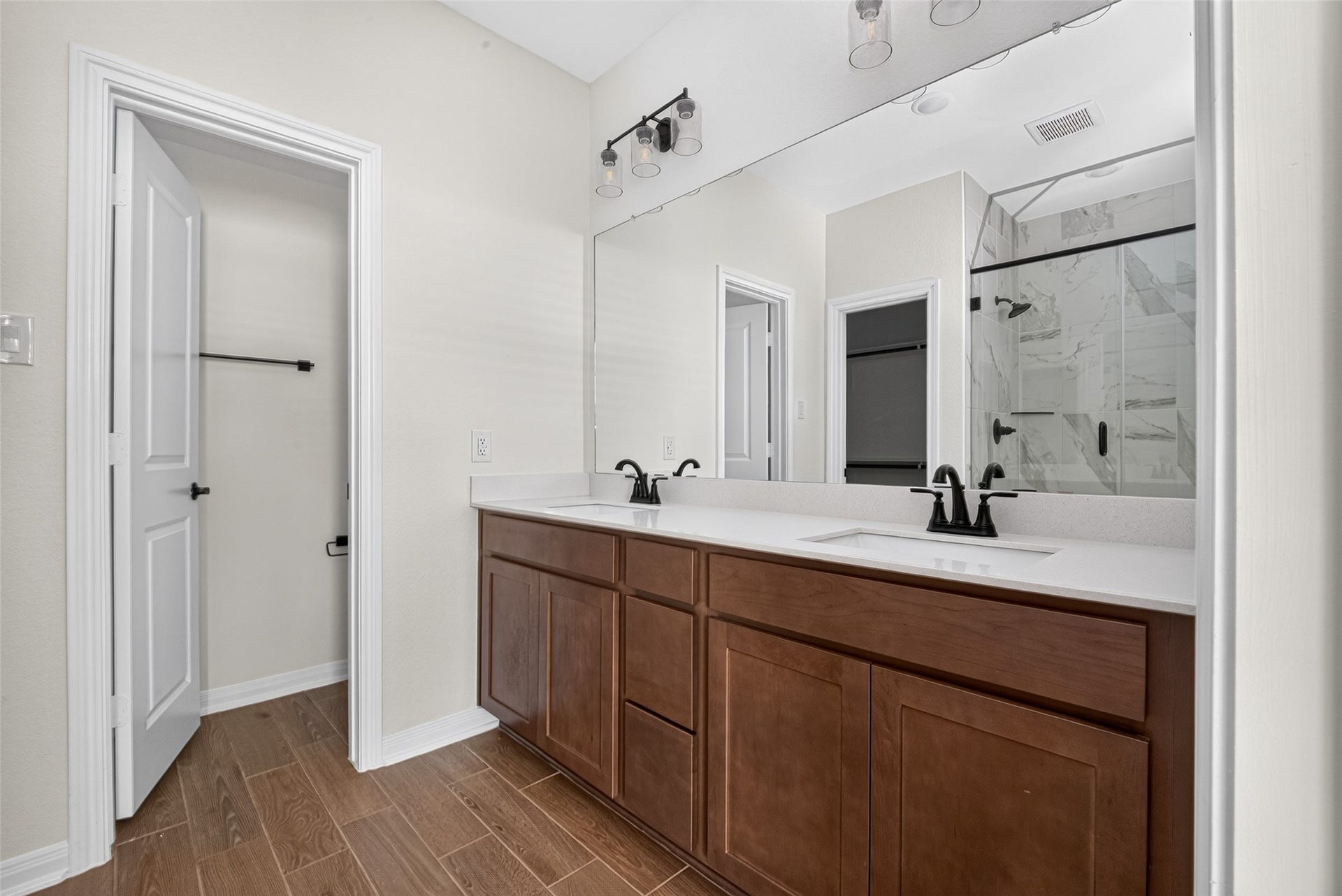 146 W Coralburst Loop, Montgomery, TX 77316 Primary bath with double sinks