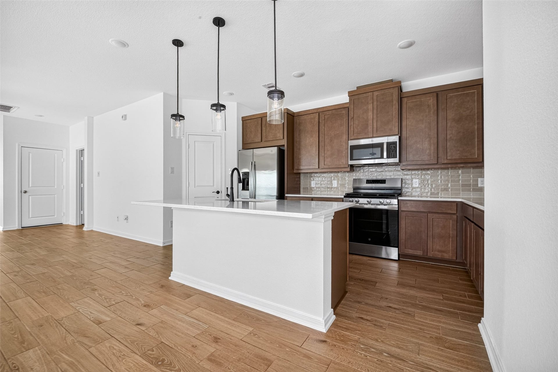 146 W Coralburst Loop, Montgomery, TX 77316 Kitchen vie