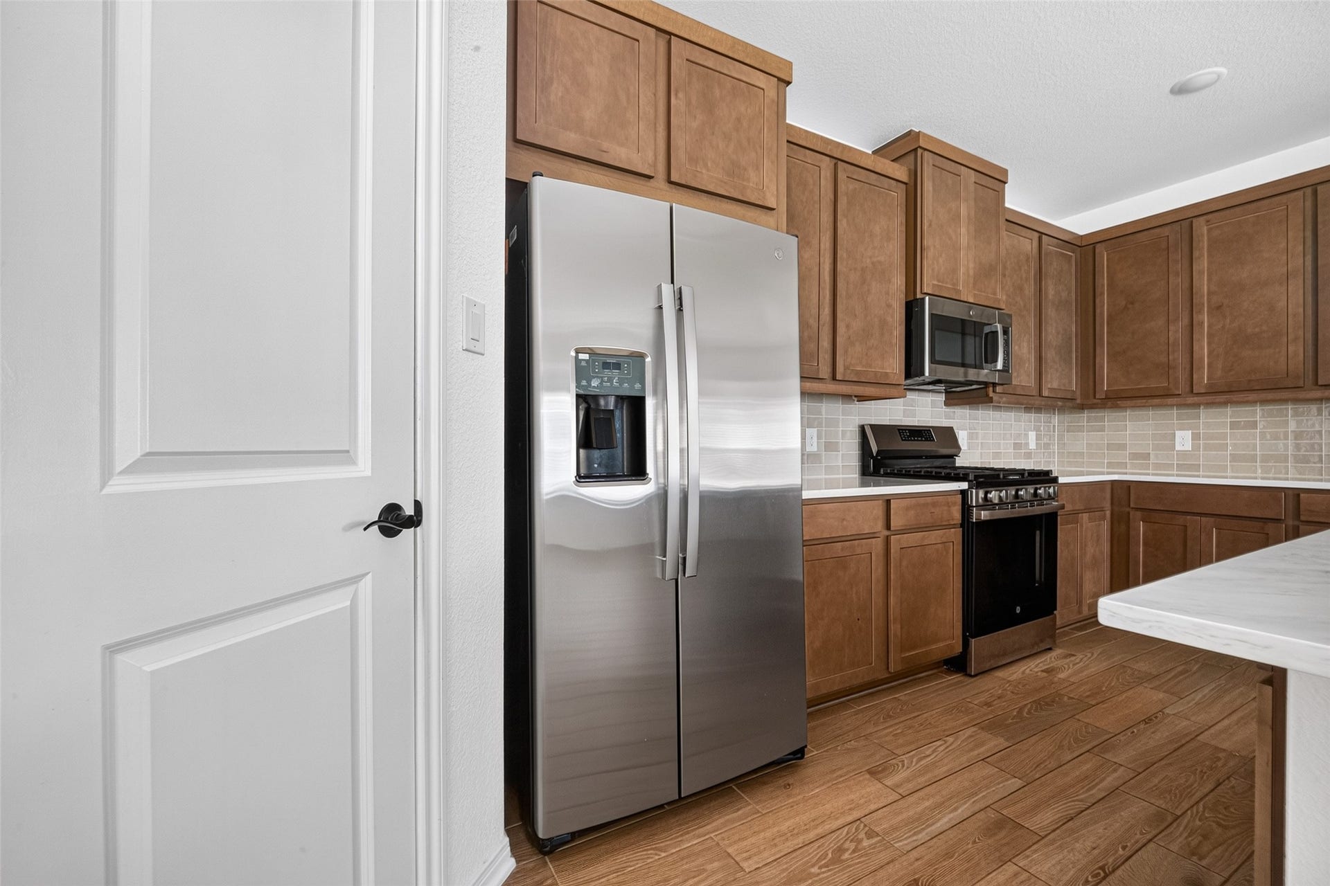146 W Coralburst Loop, Montgomery, TX 77316 Stainless steel refrigerator inclueded