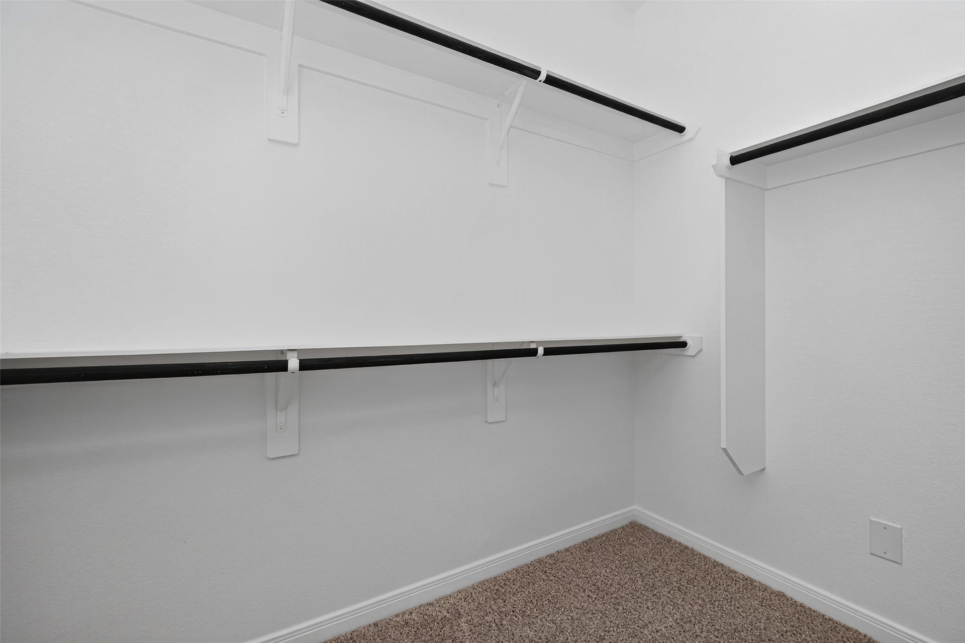 146 W Coralburst Loop, Montgomery, TX 77316 Primary walking closet
