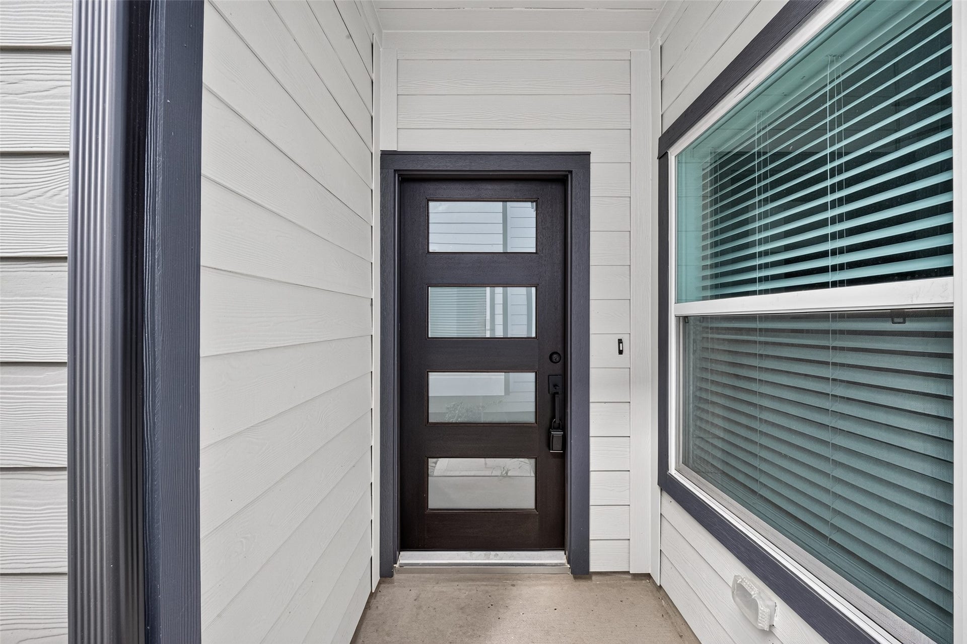 146 W Coralburst Loop, Montgomery, TX 77316 Moder main entrance door