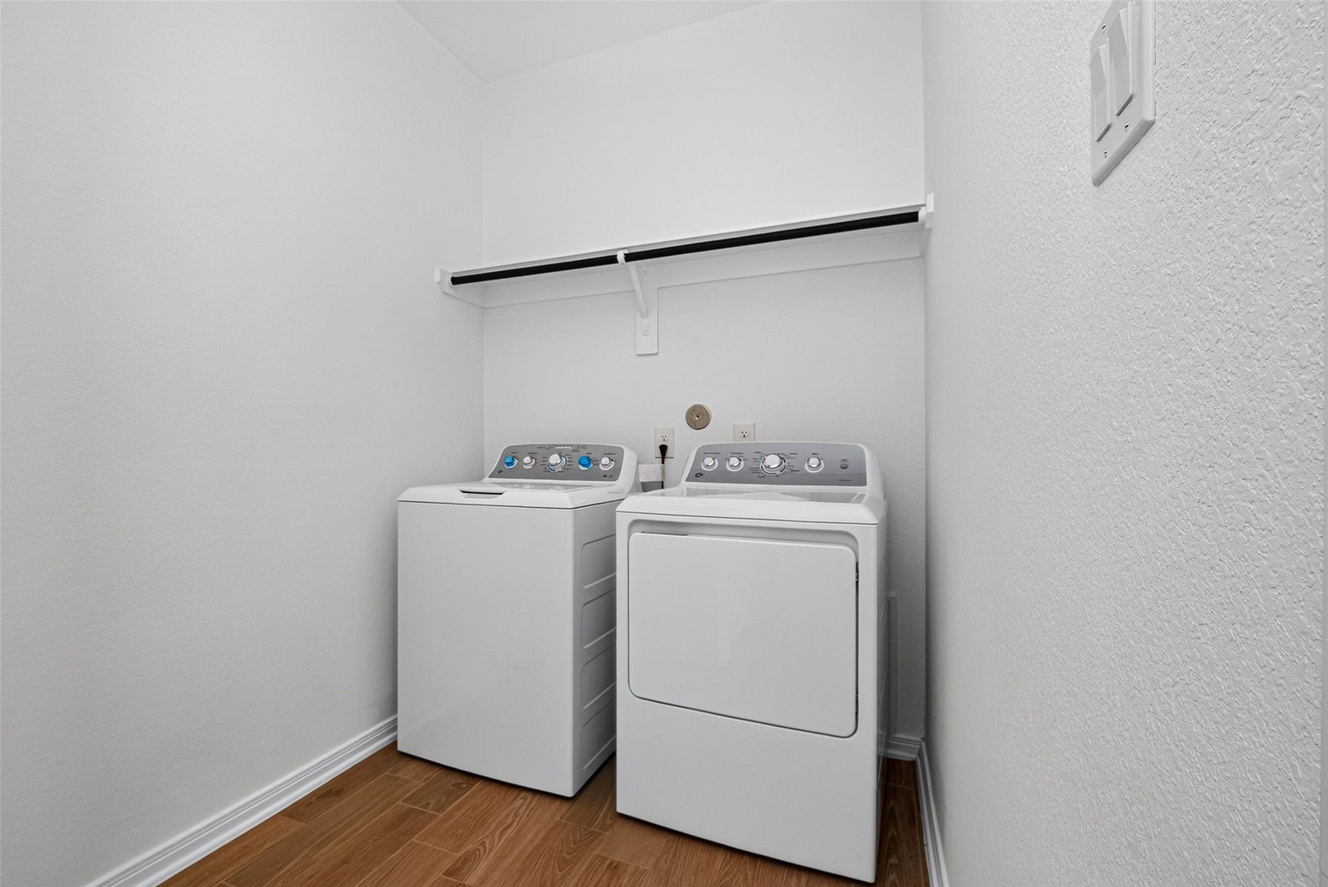 146 W Coralburst Loop, Montgomery, TX 77316 Laundry room with washer and dryer included