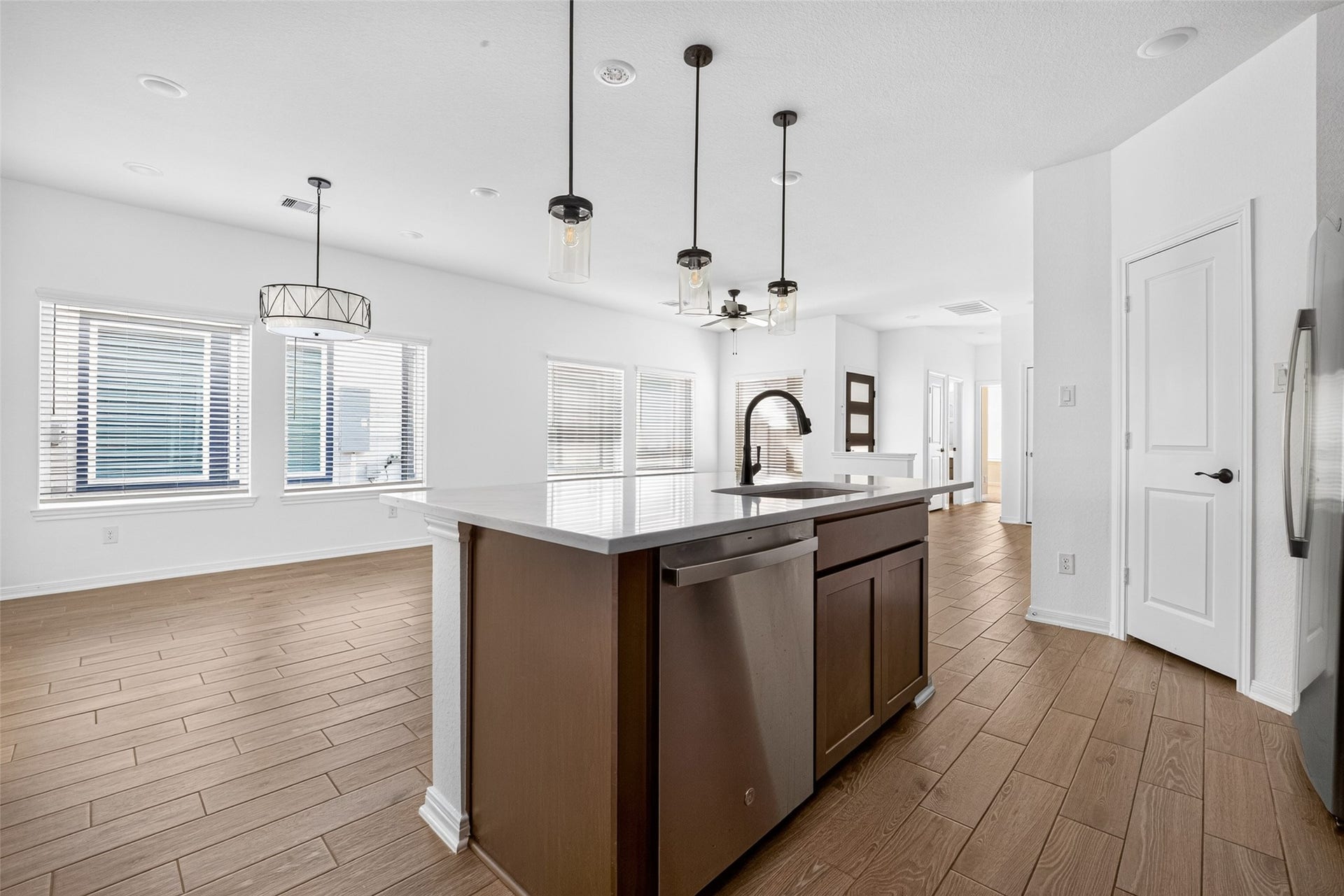 146 W Coralburst Loop, Montgomery, TX 77316 Kitchen island