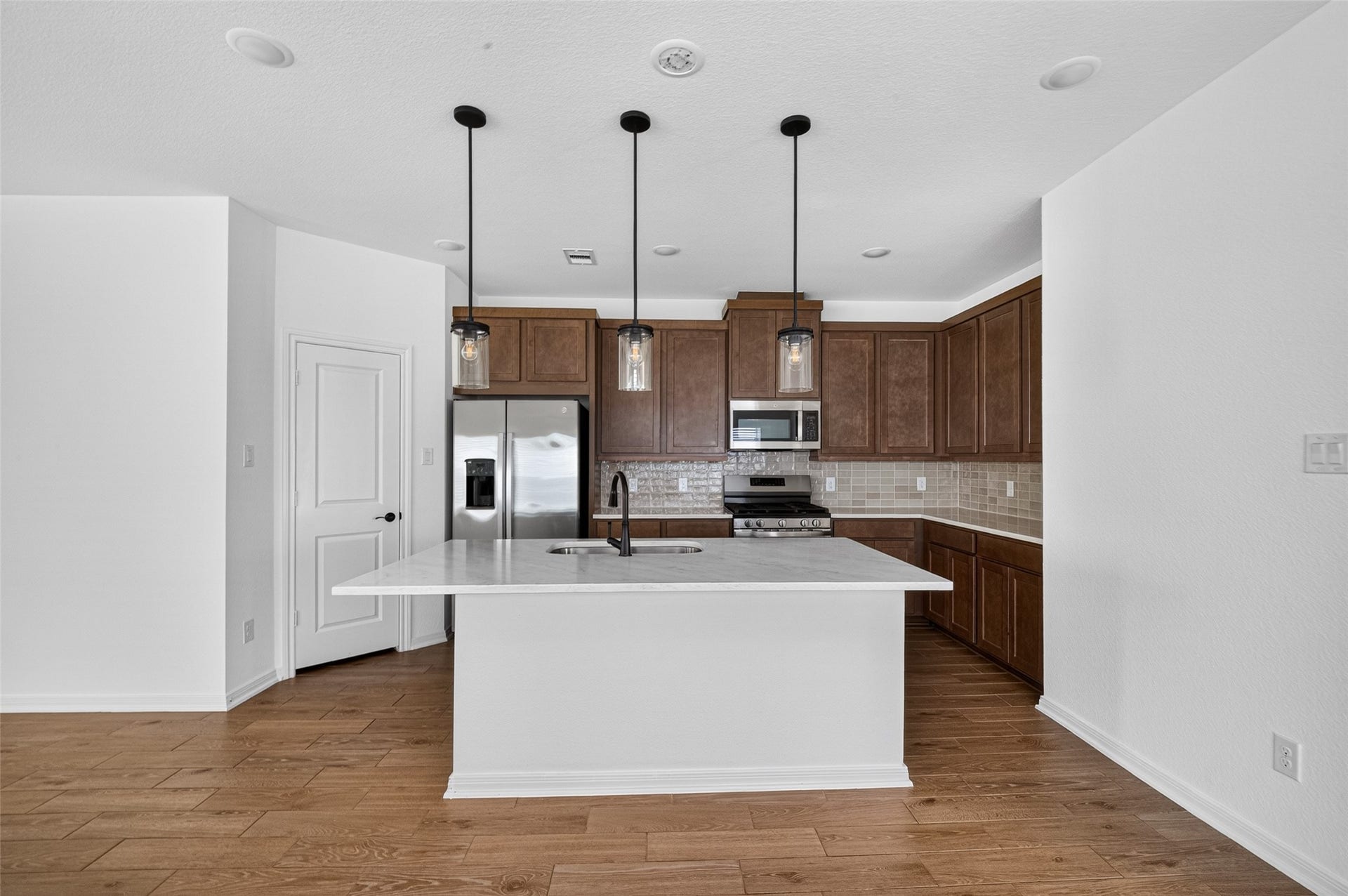 146 W Coralburst Loop, Montgomery, TX 77316 Great kitchen island