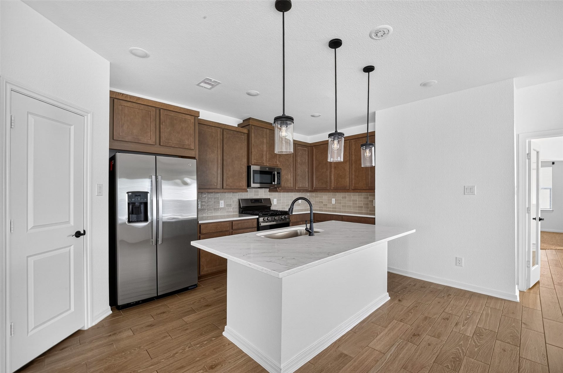 146 W Coralburst Loop, Montgomery, TX 77316 Gorgeous kitchen