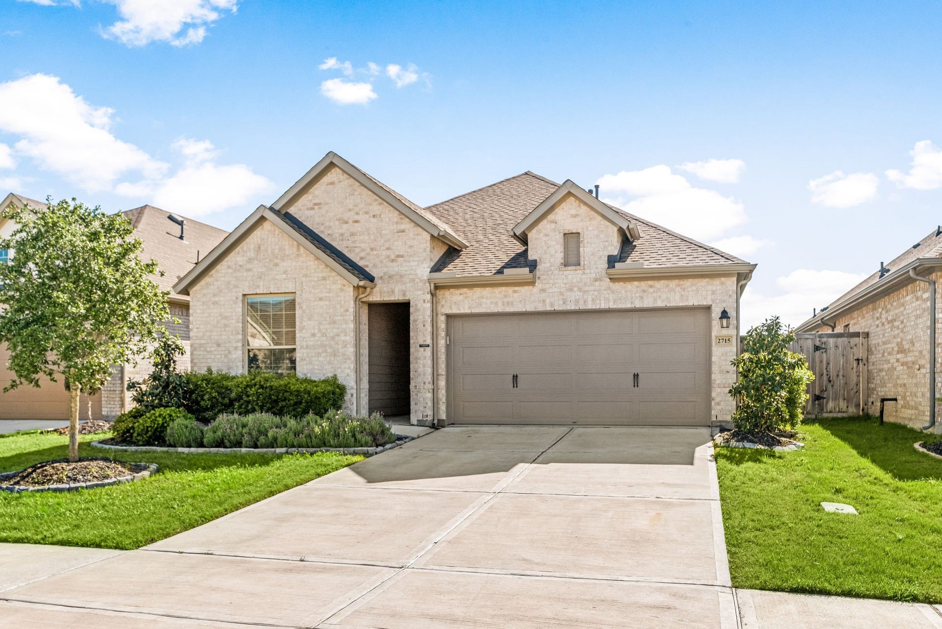 2715 Chestnut Oak Circle, Katy, TX 77494 Lush, manicured lawn with charming curb appeal