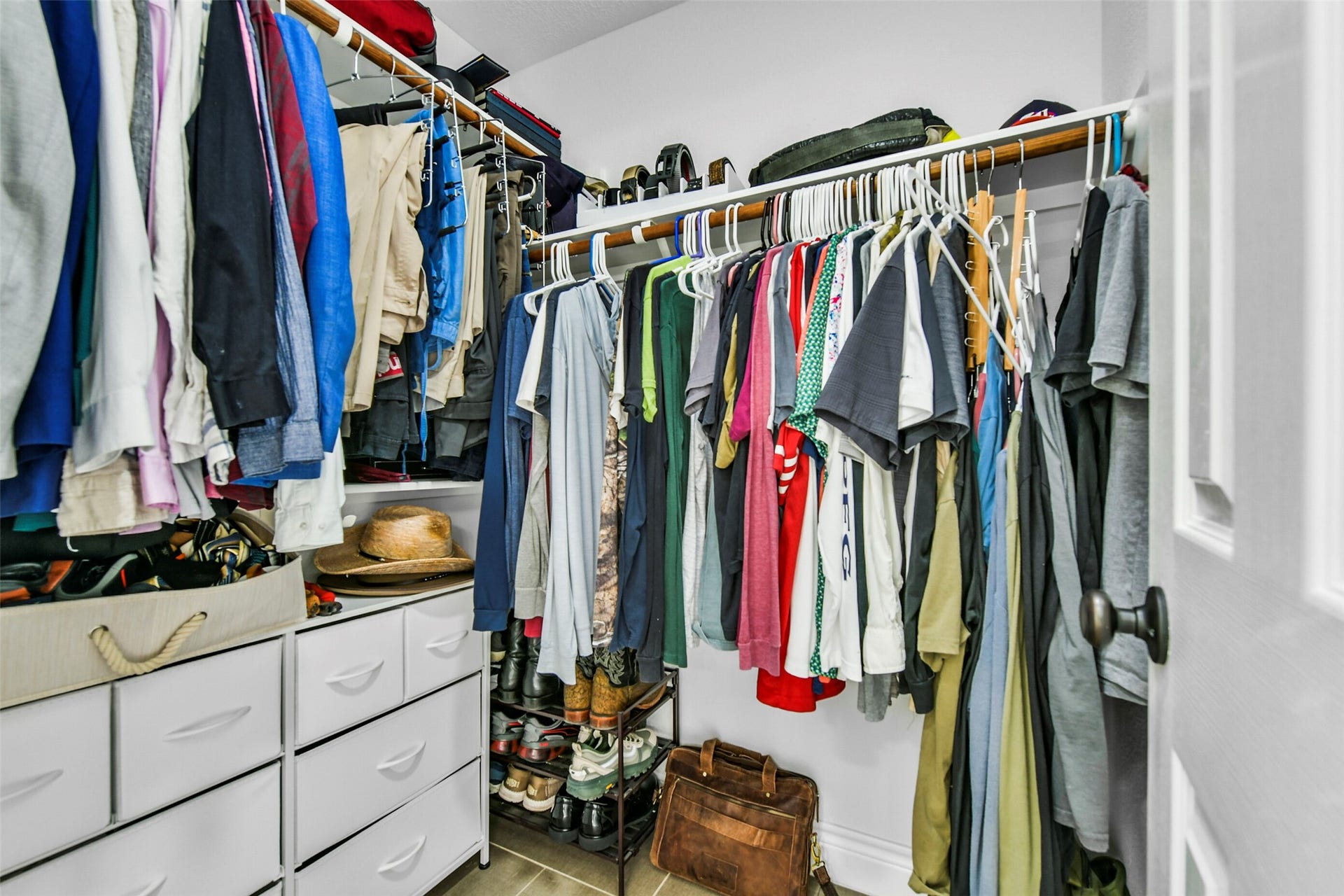 19611 Suncove Lane, Humble, TX 77346 Give your wardrobe room to breathe. Hanging space along multiple walls, upper shelving and drawer storage help keep clothing, shoes and accessories organized and within easy reach.