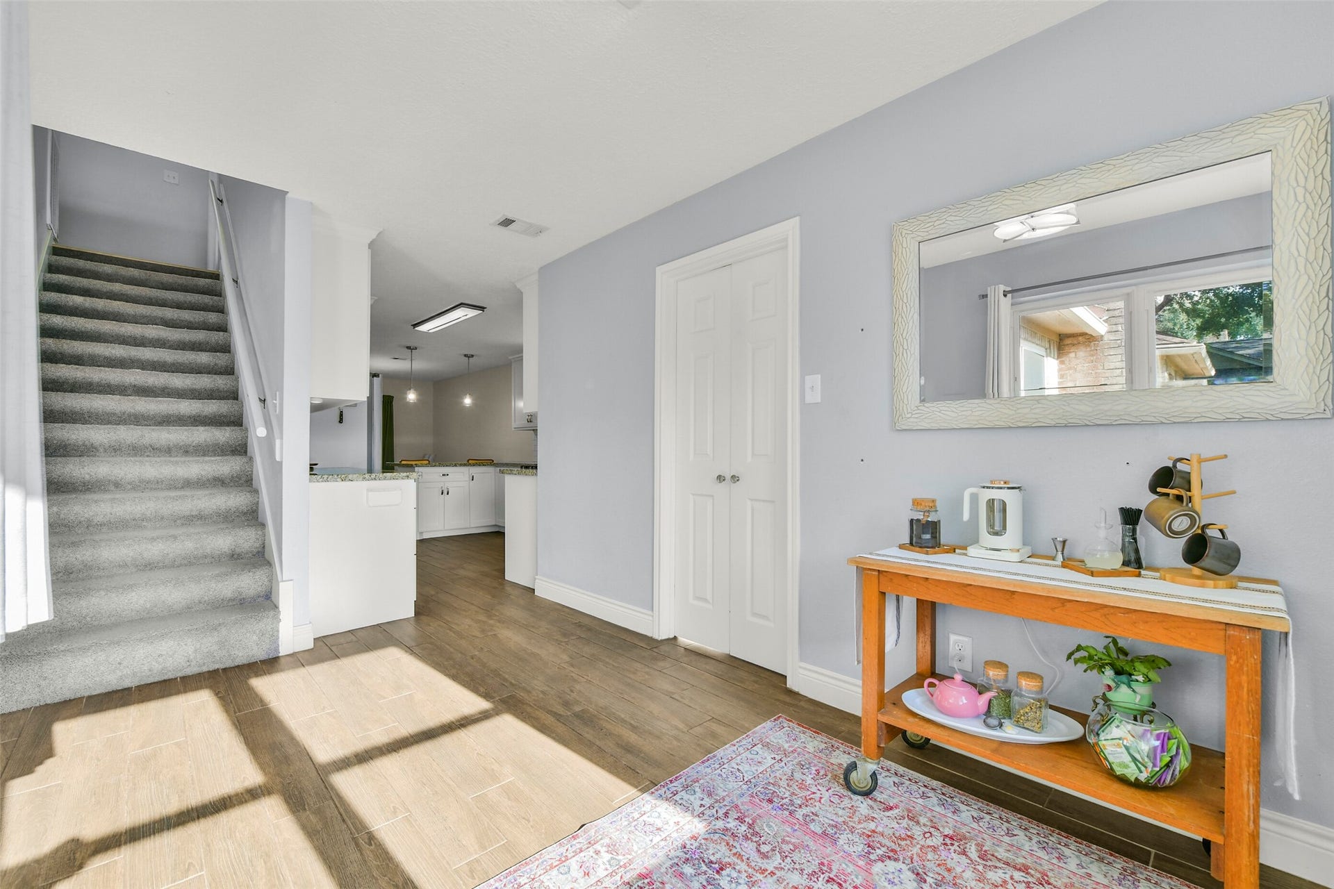 19611 Suncove Lane, Humble, TX 77346 EA versatile connecting space adds more than a passageway. Currently styled as a beverage station, this bright area offers a natural spot for a coffee bar or decorative storage, with convenient access to the kitchen and staircase.