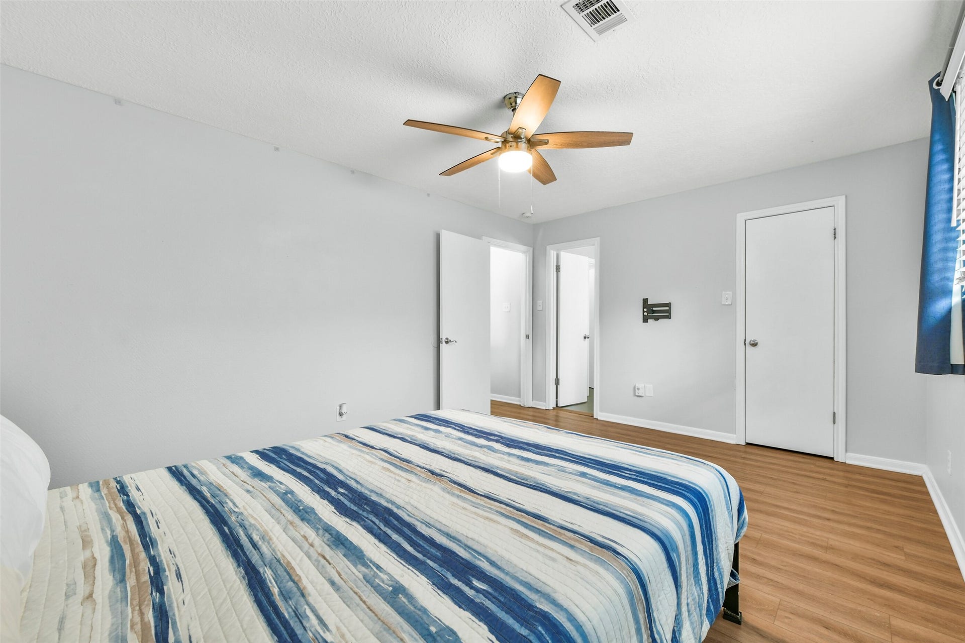 19611 Suncove Lane, Humble, TX 77346 A bright start to the morning. Natural light, a generously sized vanity and a round framed mirror give this bathroom an inviting feel, with ample counter space to keep daily essentials close at hand.