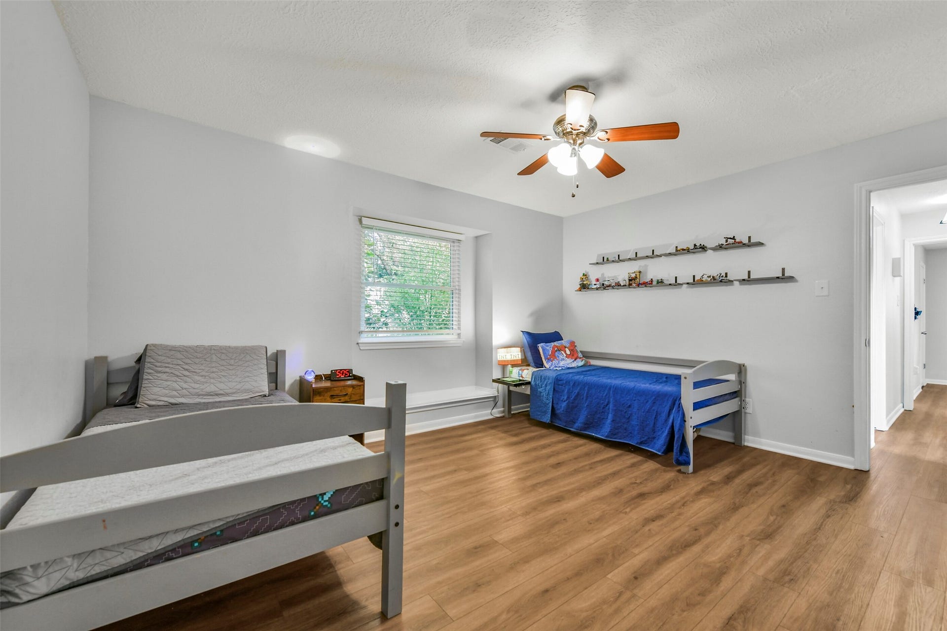 19611 Suncove Lane, Humble, TX 77346 Create a workspace that works for you. Currently arranged with two computer stations, this flexible room offers natural light, closet storage and plenty of potential for an office, hobby room or additional sleeping space.