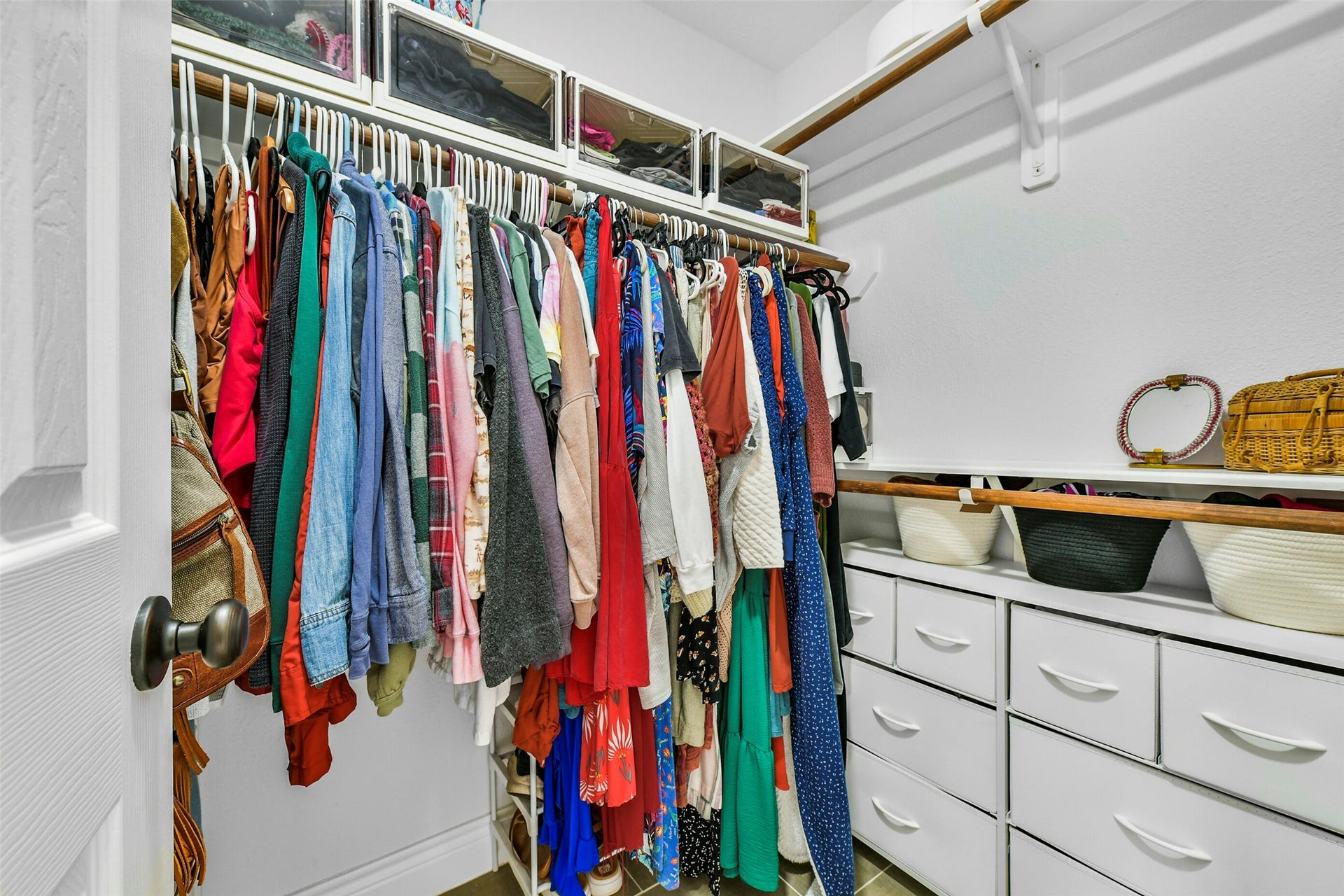 19611 Suncove Lane, Humble, TX 77346 An organized morning starts here. Multiple drawers, generous hanging space and shelving for baskets and seasonal items make this walk-in closet a practical extension of the bedroom retreat.